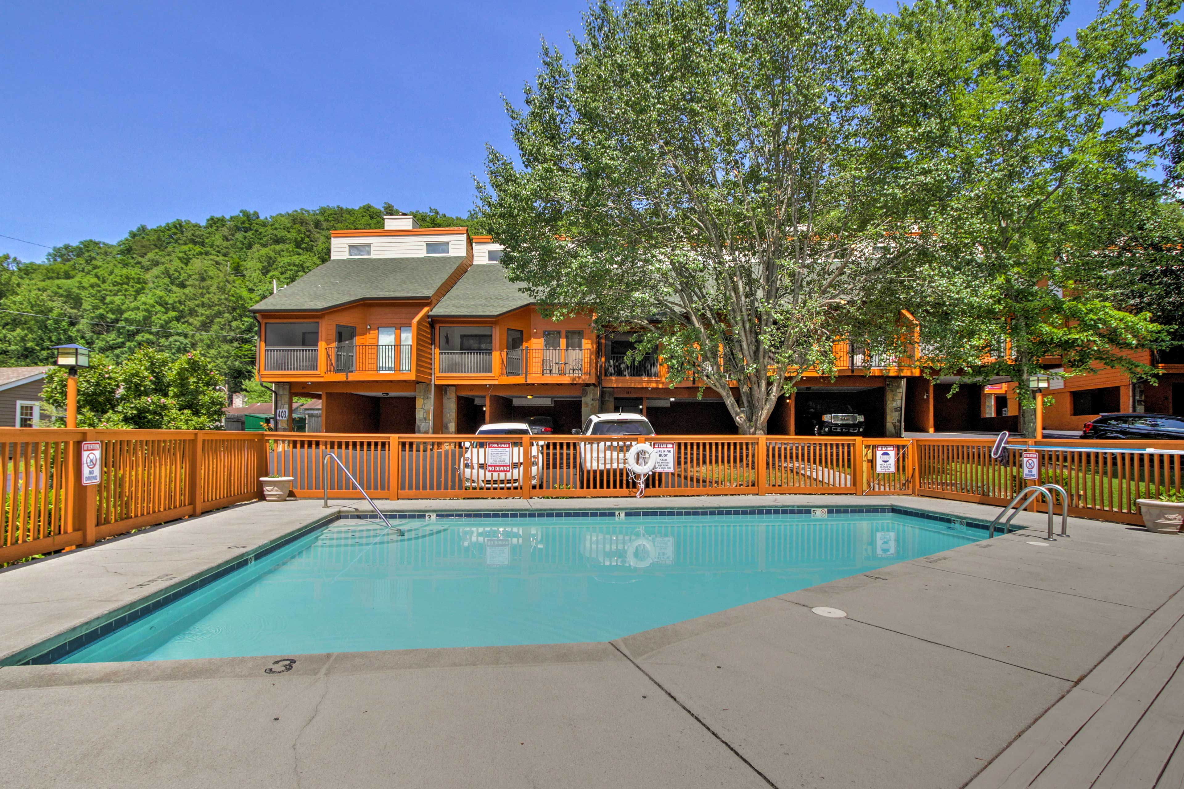 Gatlinburg Townhome w/ Mtn Views & Pool Access! Evolve