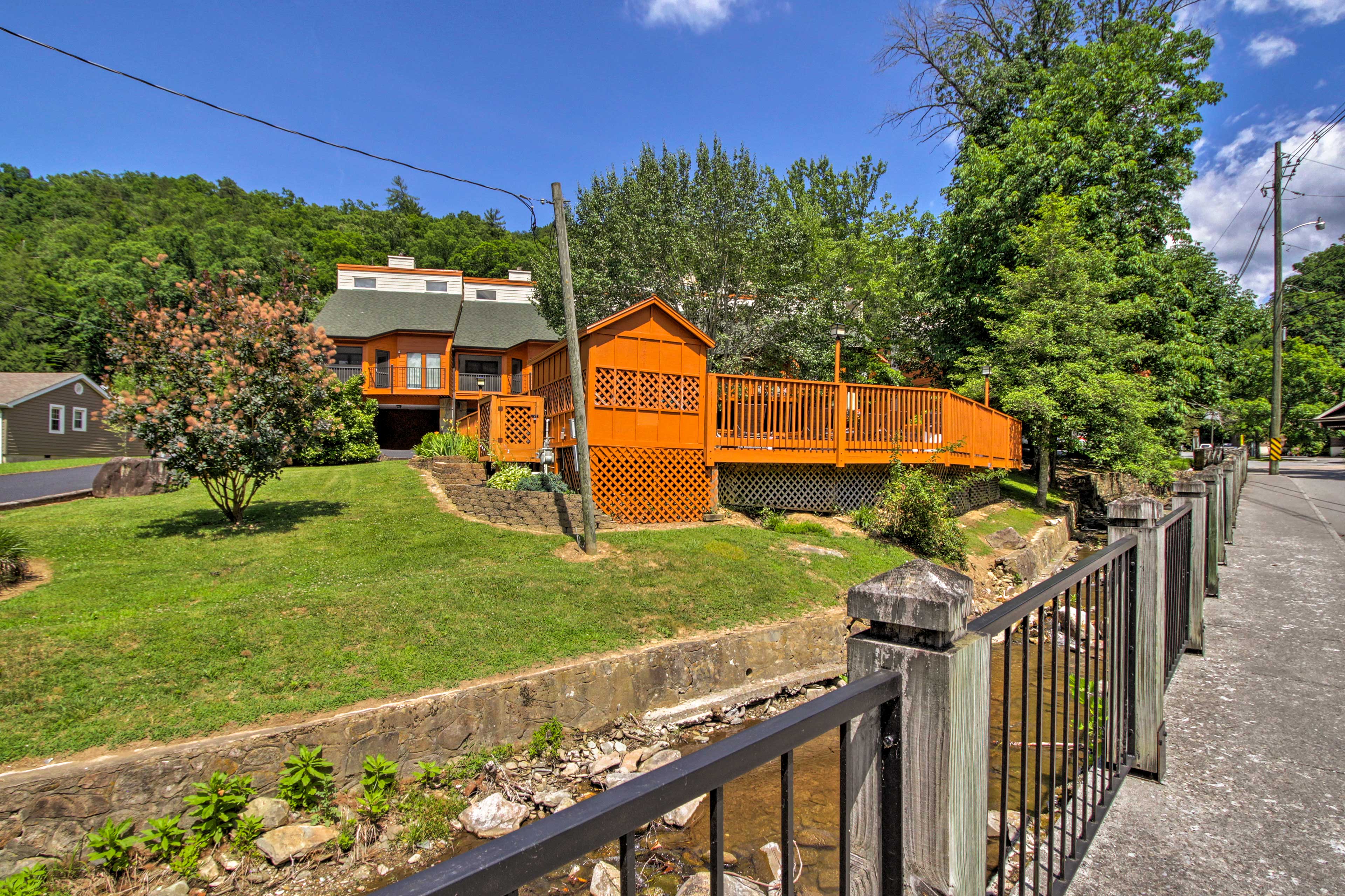 Gatlinburg Townhome w/ Mtn Views & Pool Access! Evolve