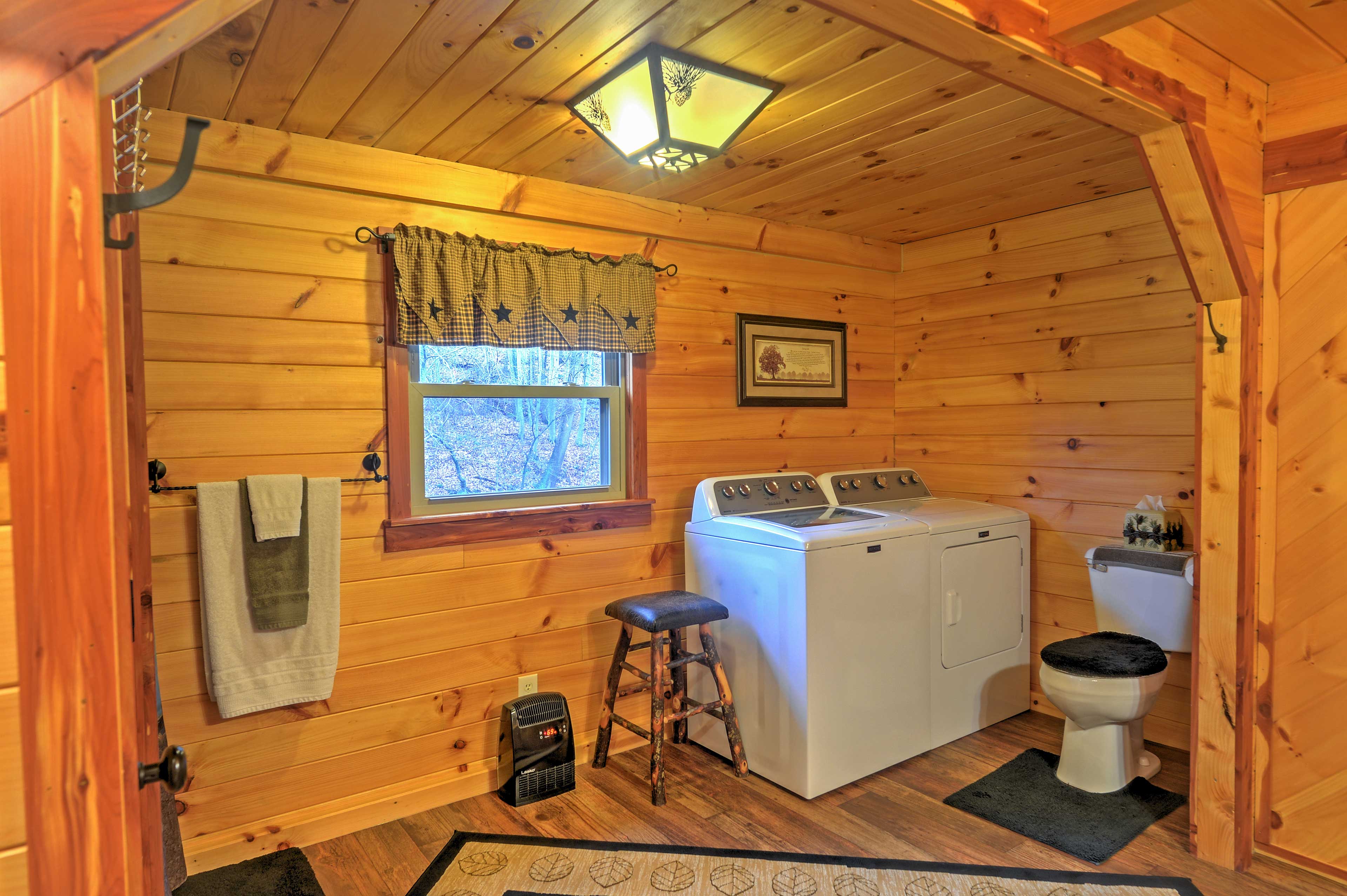 Rustic Dundee Log Cabin w/ Hot Tub & Forest Views! Evolve