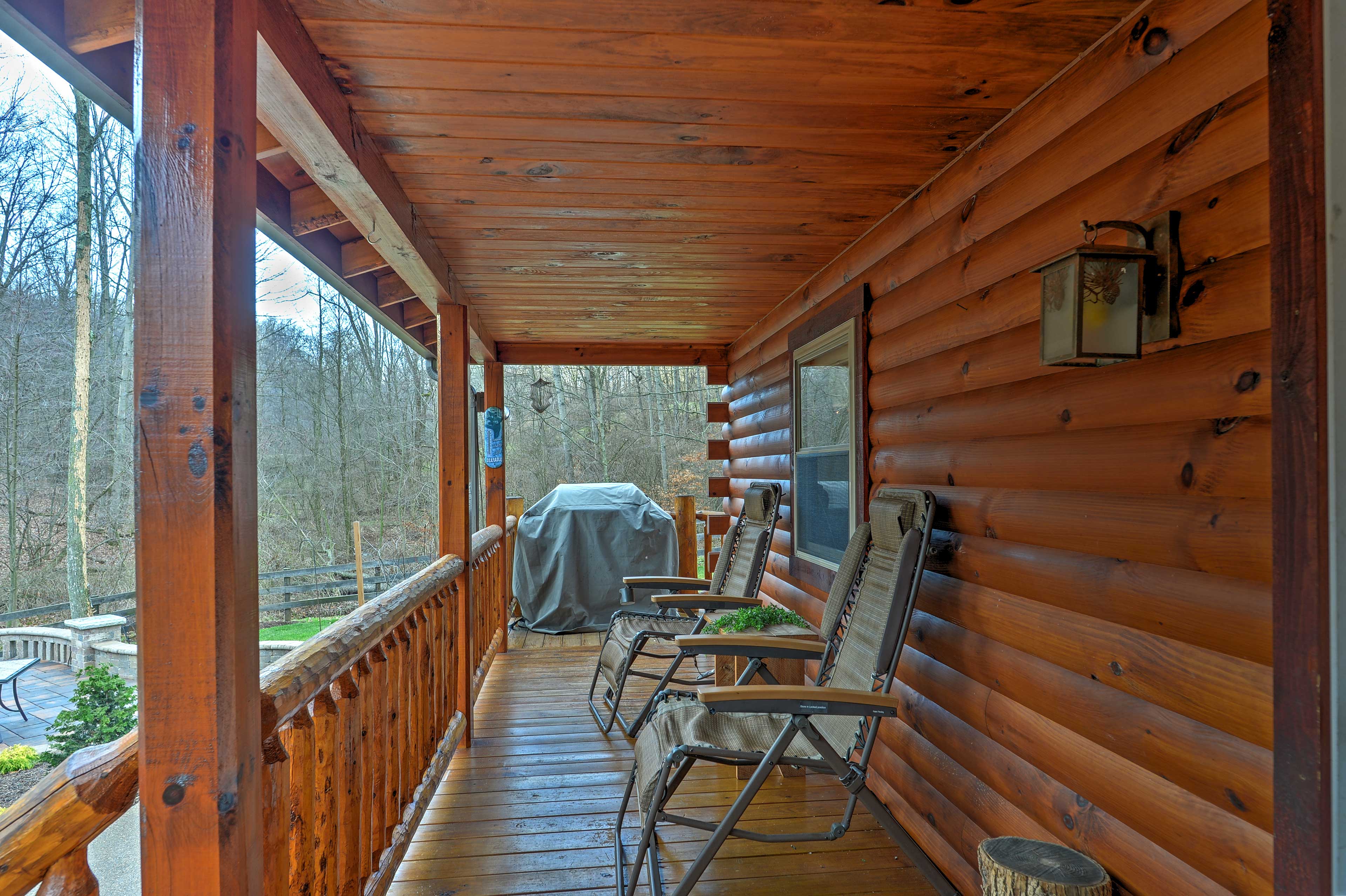 Rustic Dundee Log Cabin w/ Hot Tub & Forest Views! Evolve