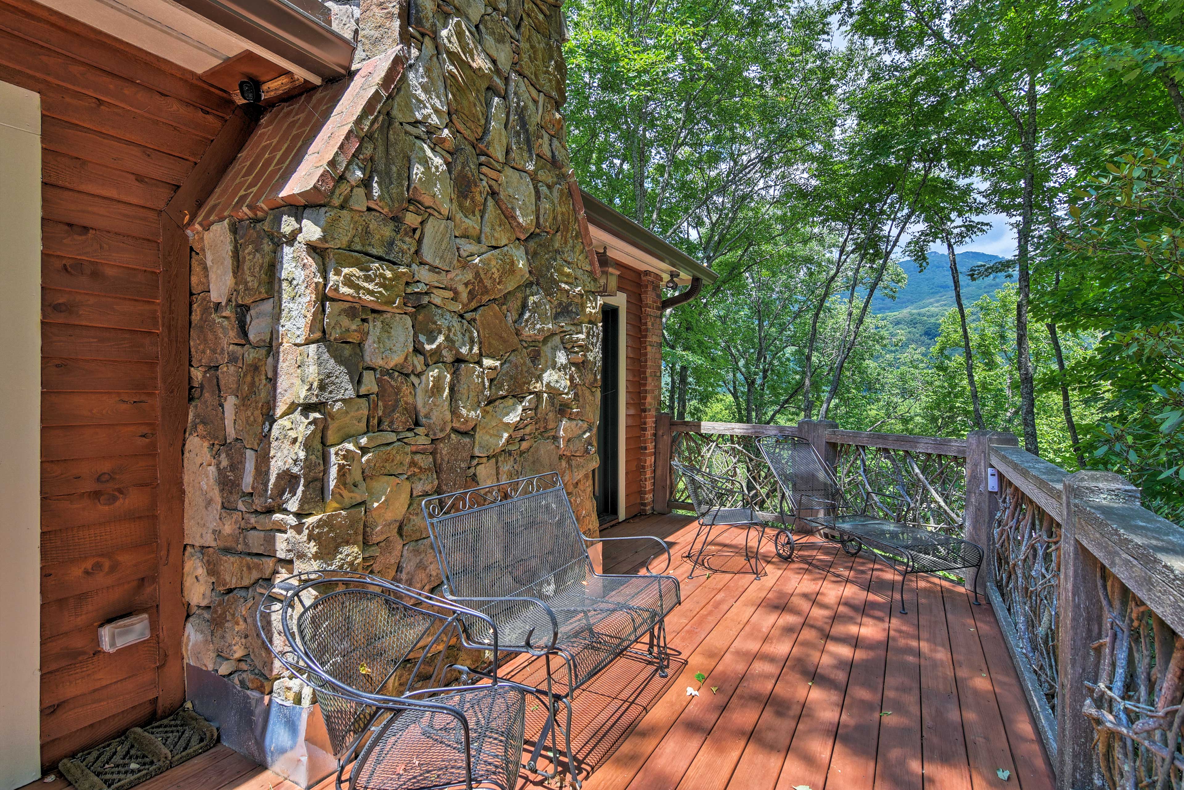 Beautiful Banner Elk Home w/ Mountain Views, Decks Evolve
