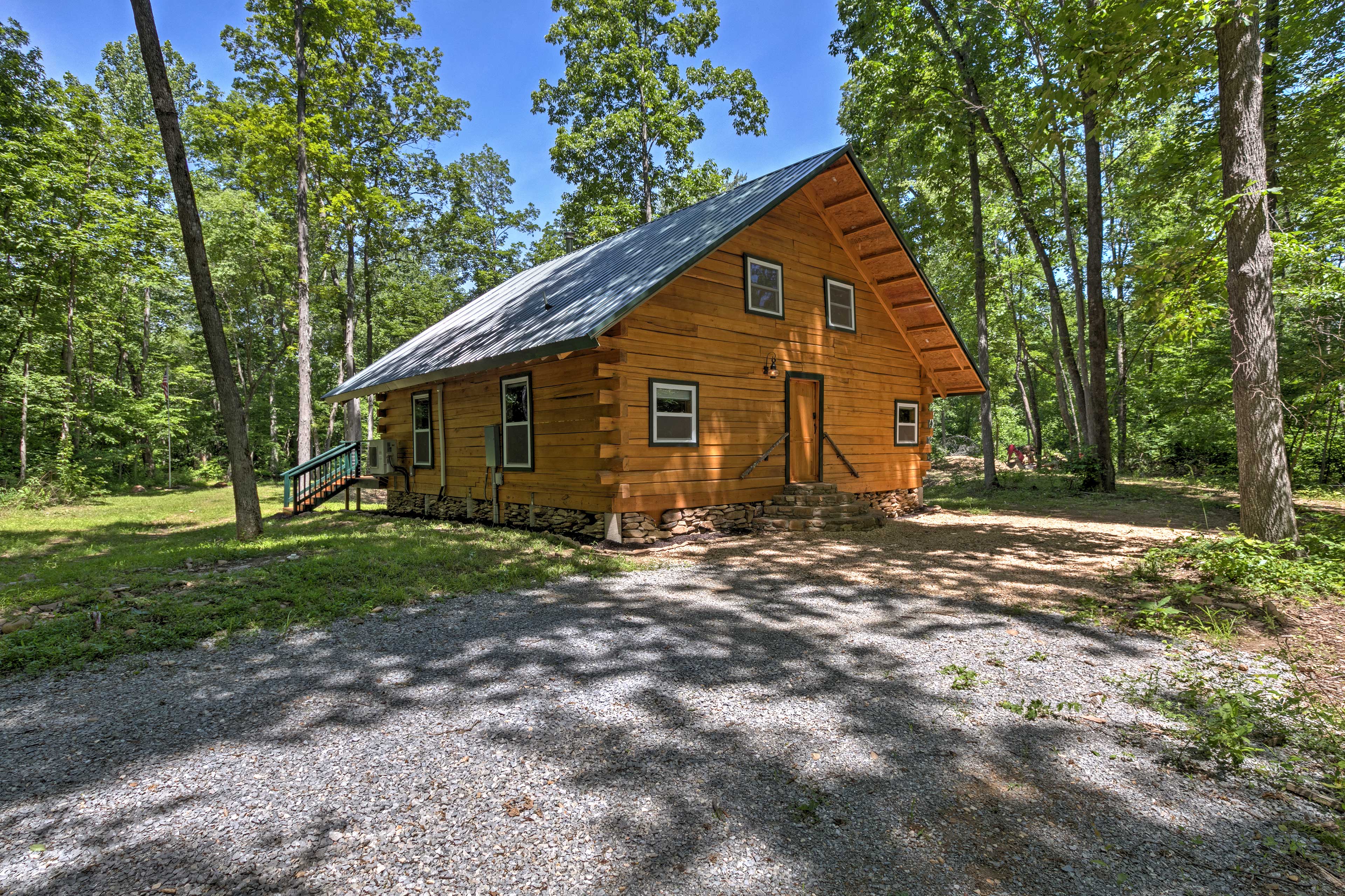Lyndhurst Cabin on Farm w/ Pond & Stocked Stream! Evolve