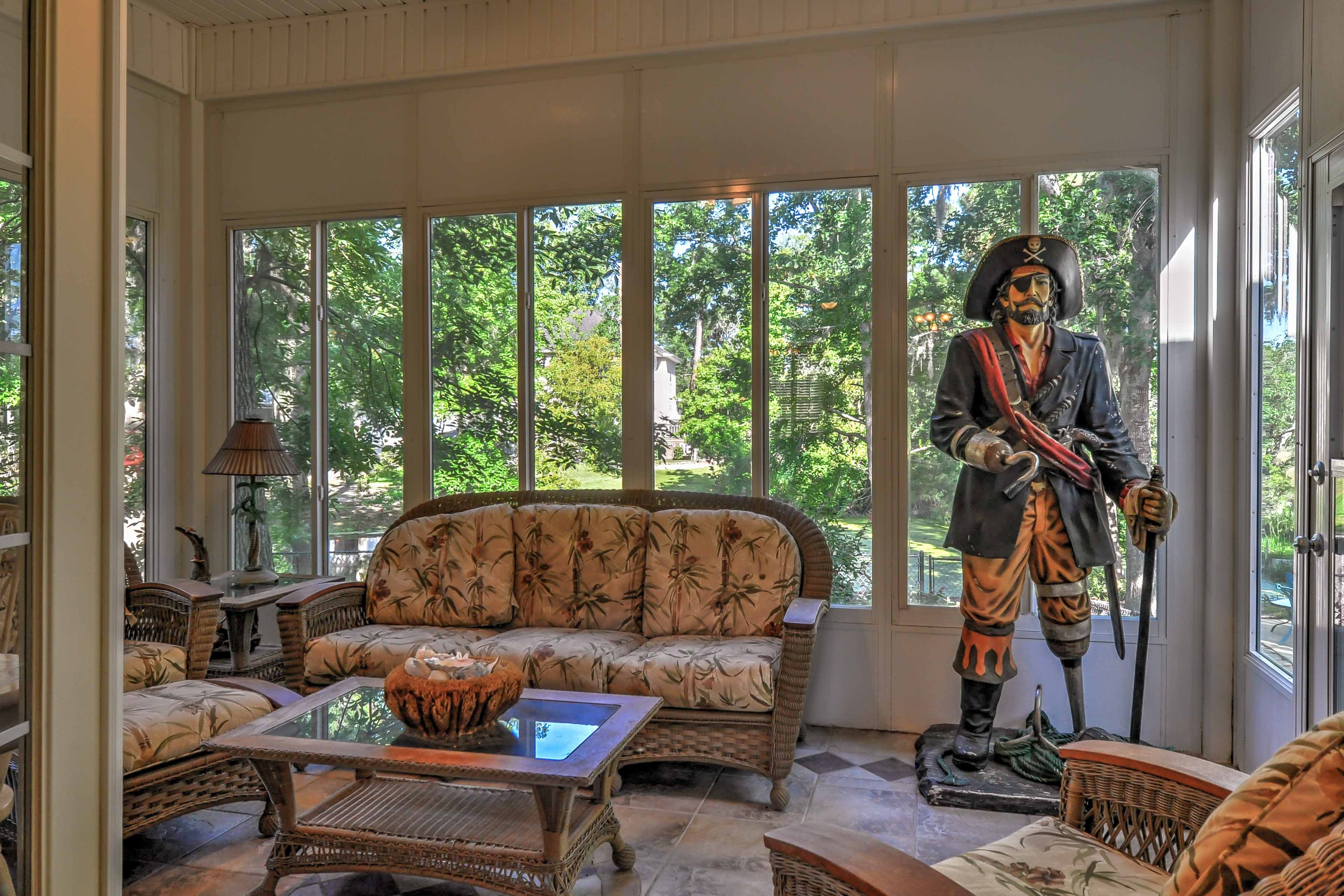 Midway House by Sunbury Channel Walk to Marina! Evolve