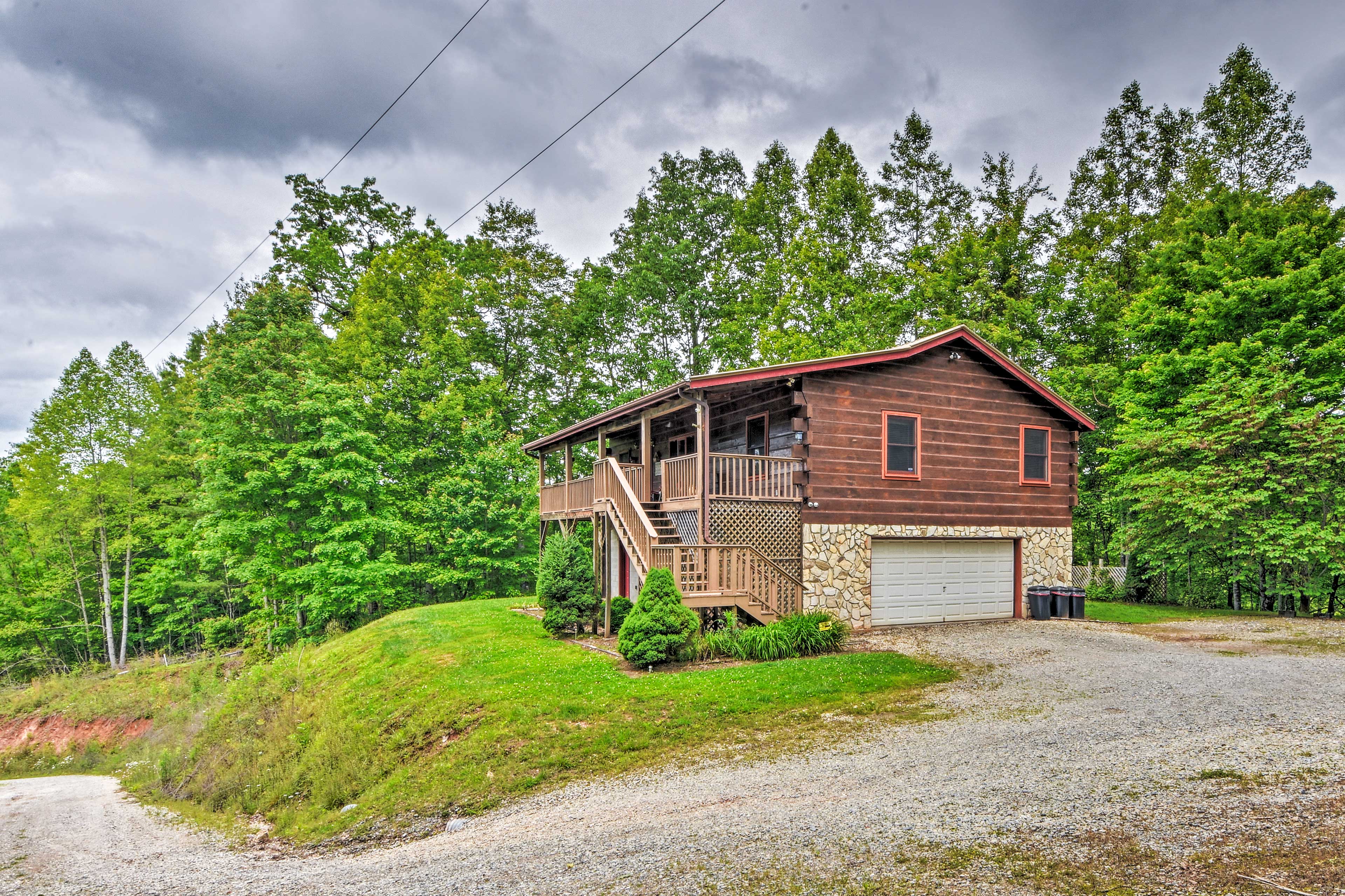 Bryson City Cabin w/ Hot Tub, Views & Pool Table! Evolve