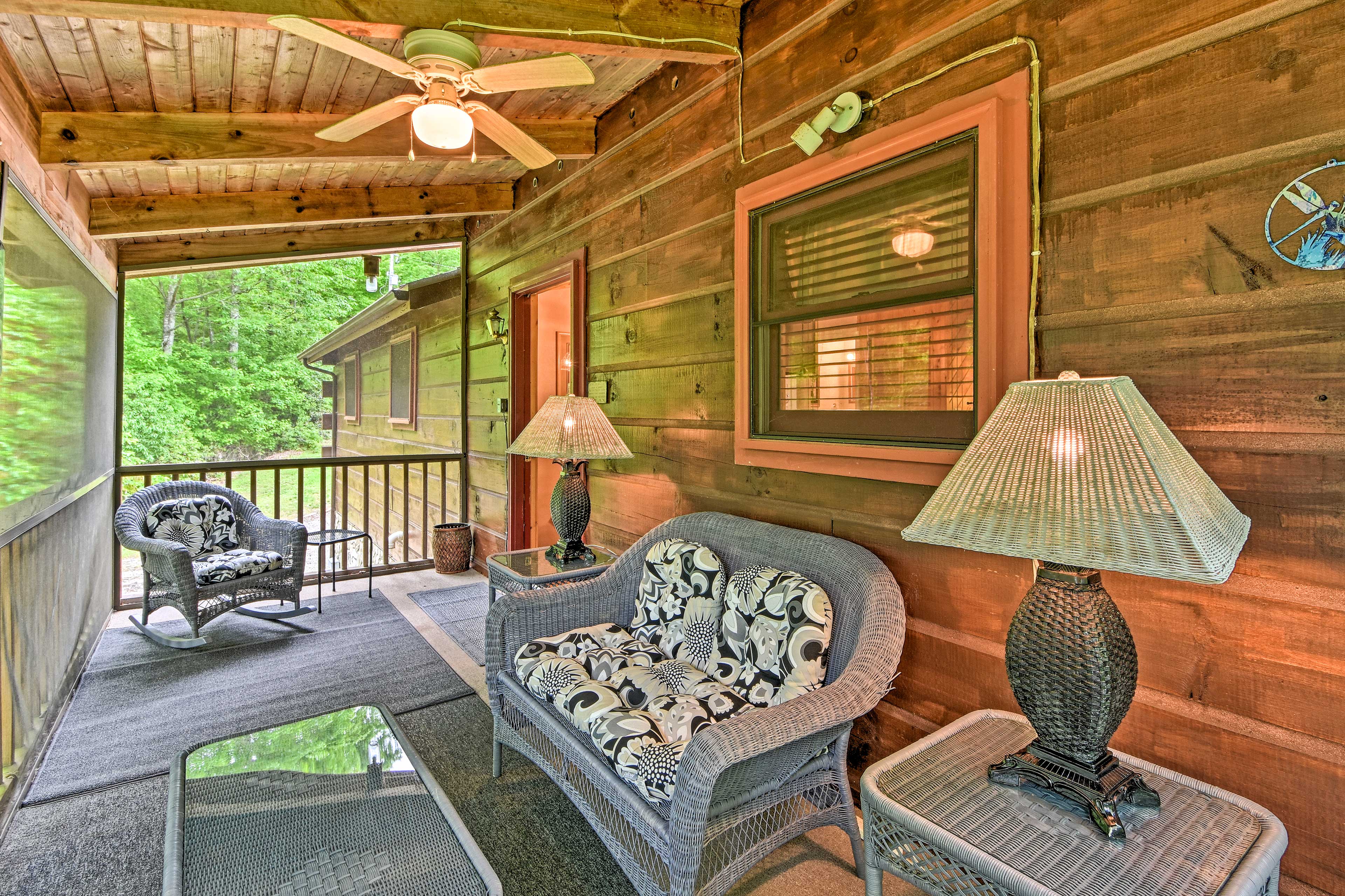 Bryson City Cabin w/ Private Hot Tub & Pool Table! Evolve