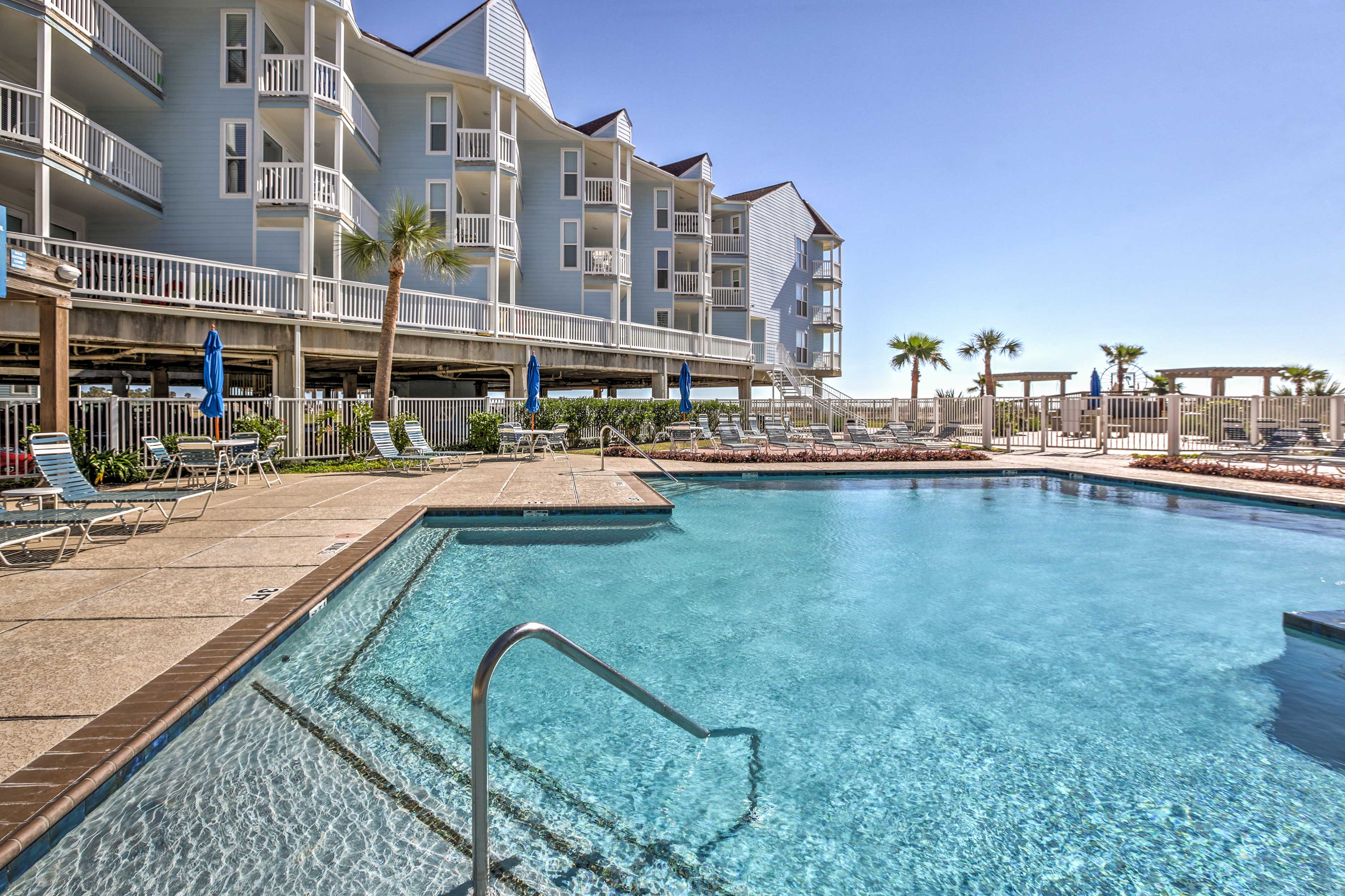 Beachfront Galveston Condo w/Patio and Pool Access Evolve