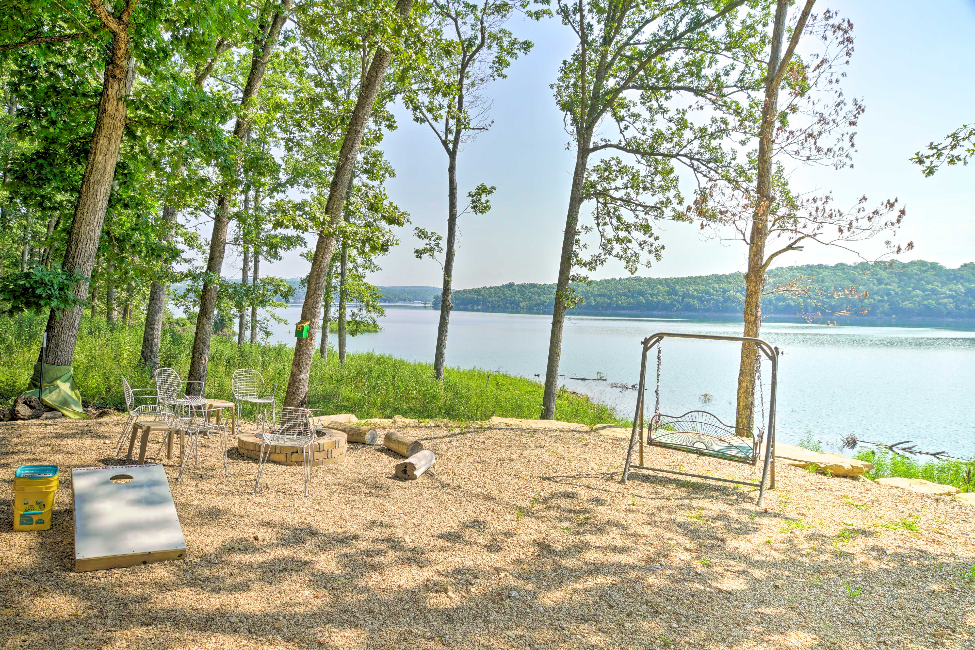 Waterfront Bull Shoals Lake Cabin w/ Deck + Views! Cedarcreek, MO