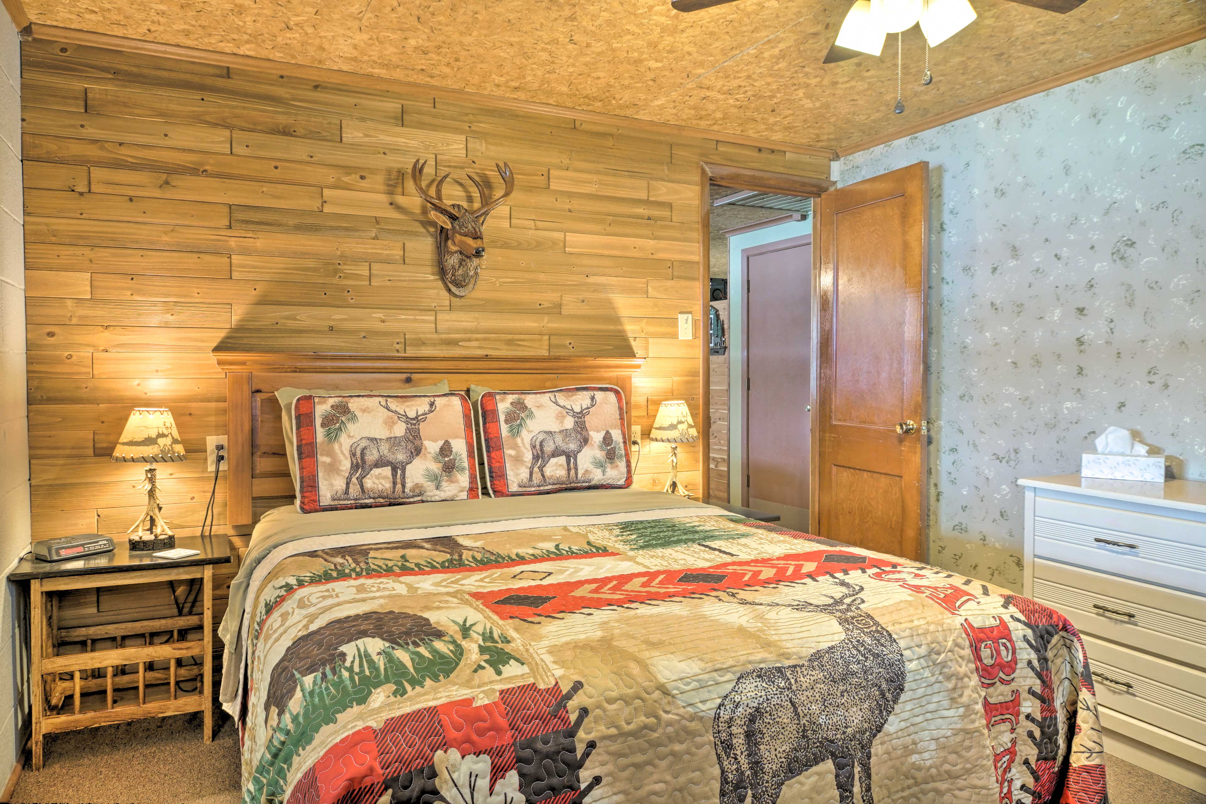 Waterfront Bull Shoals Lake Cabin w/ Deck + Views! Cedarcreek, MO