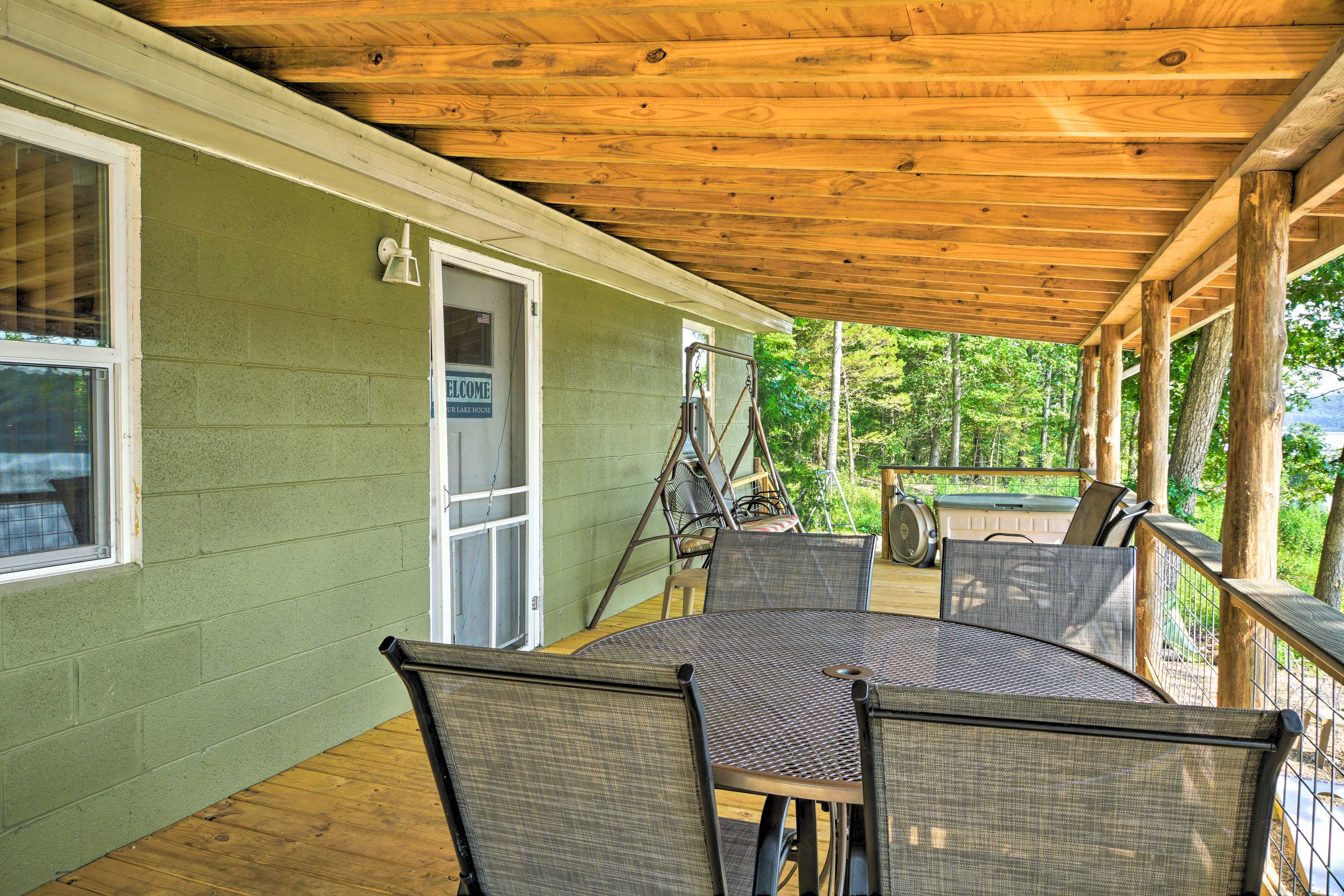 Waterfront Bull Shoals Lake Cabin w/ Deck + Views! Cedarcreek, MO