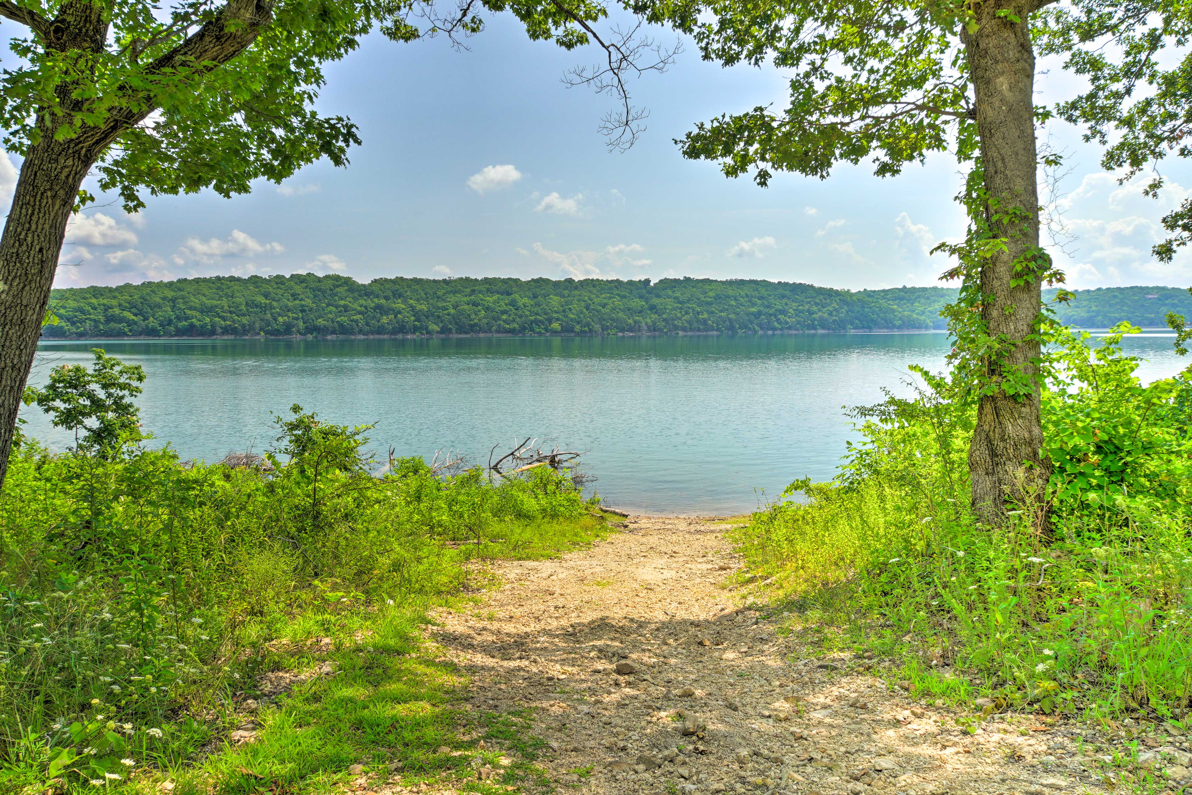 Waterfront Bull Shoals Lake Cabin w/ Deck + Views! Cedarcreek, MO