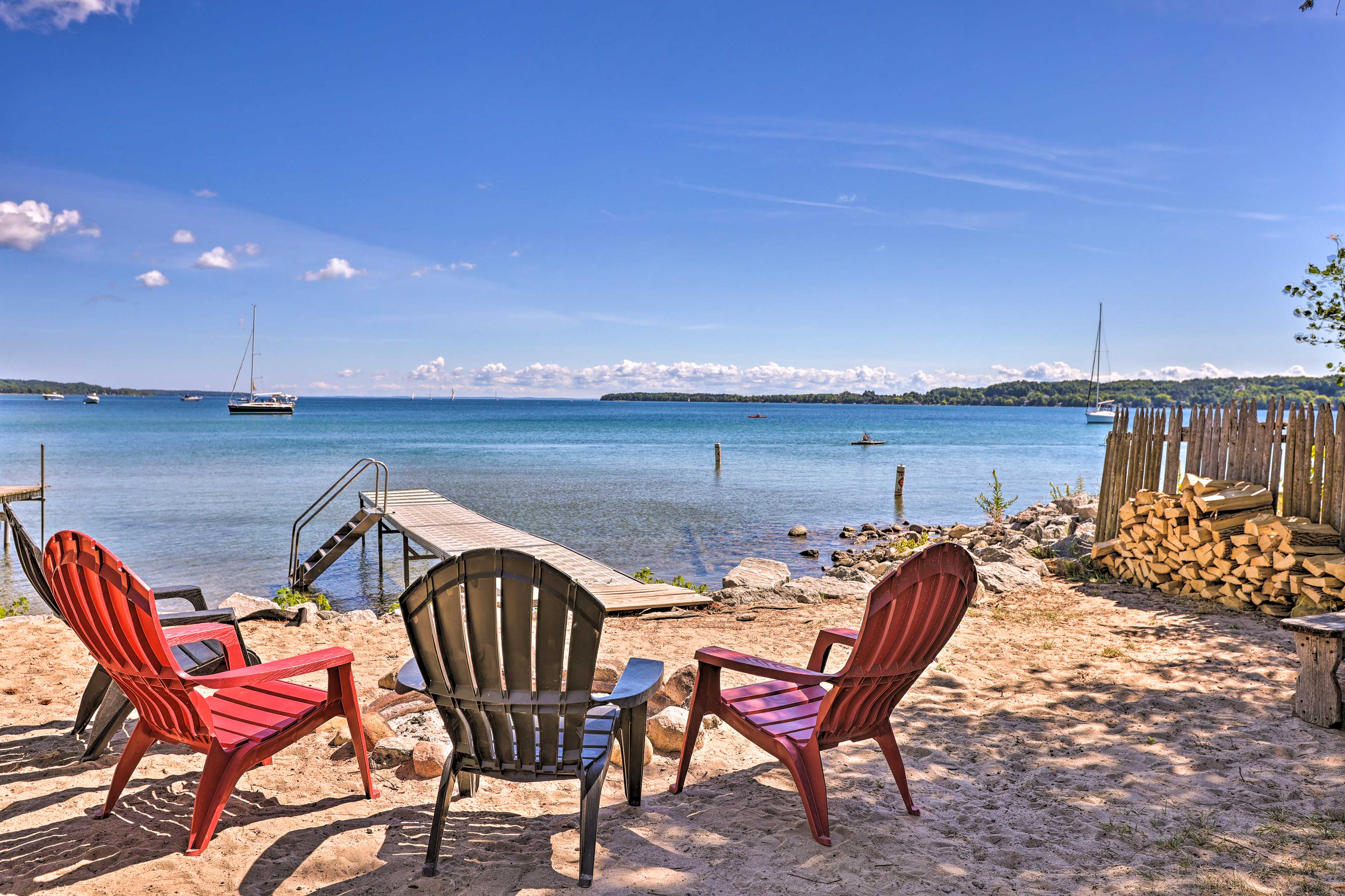 Quaint Studio w/ Shared Beach Walk to Suttons Bay Evolve