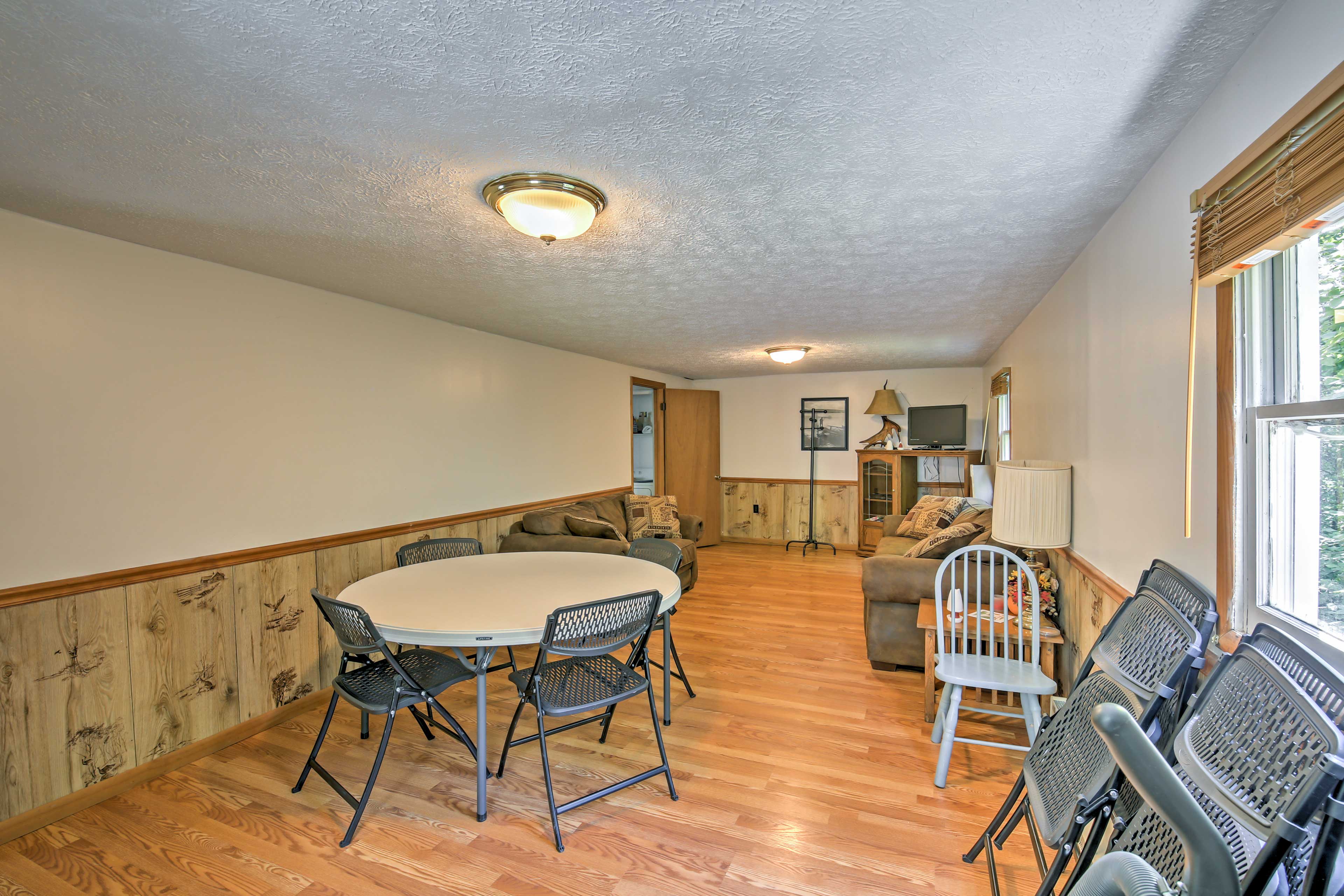 Jasonville Cabin Walk to Shakamak State Park! Evolve