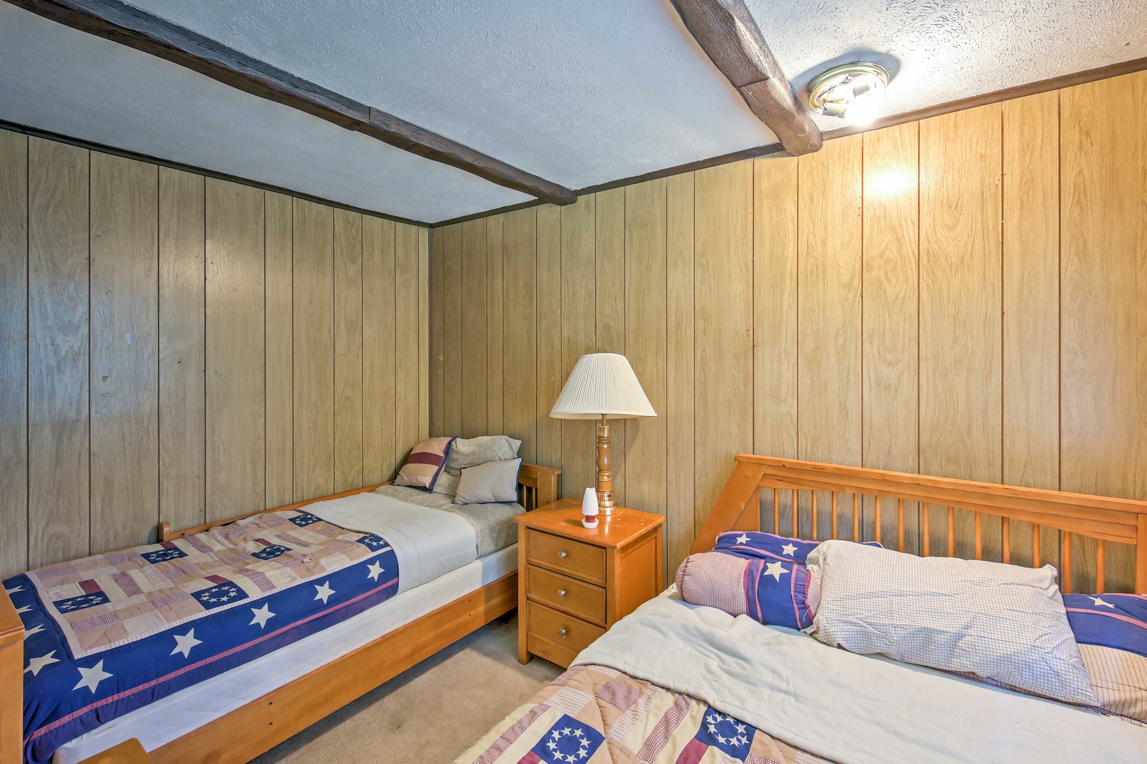 Jasonville Cabin Walk to Shakamak State Park! Evolve