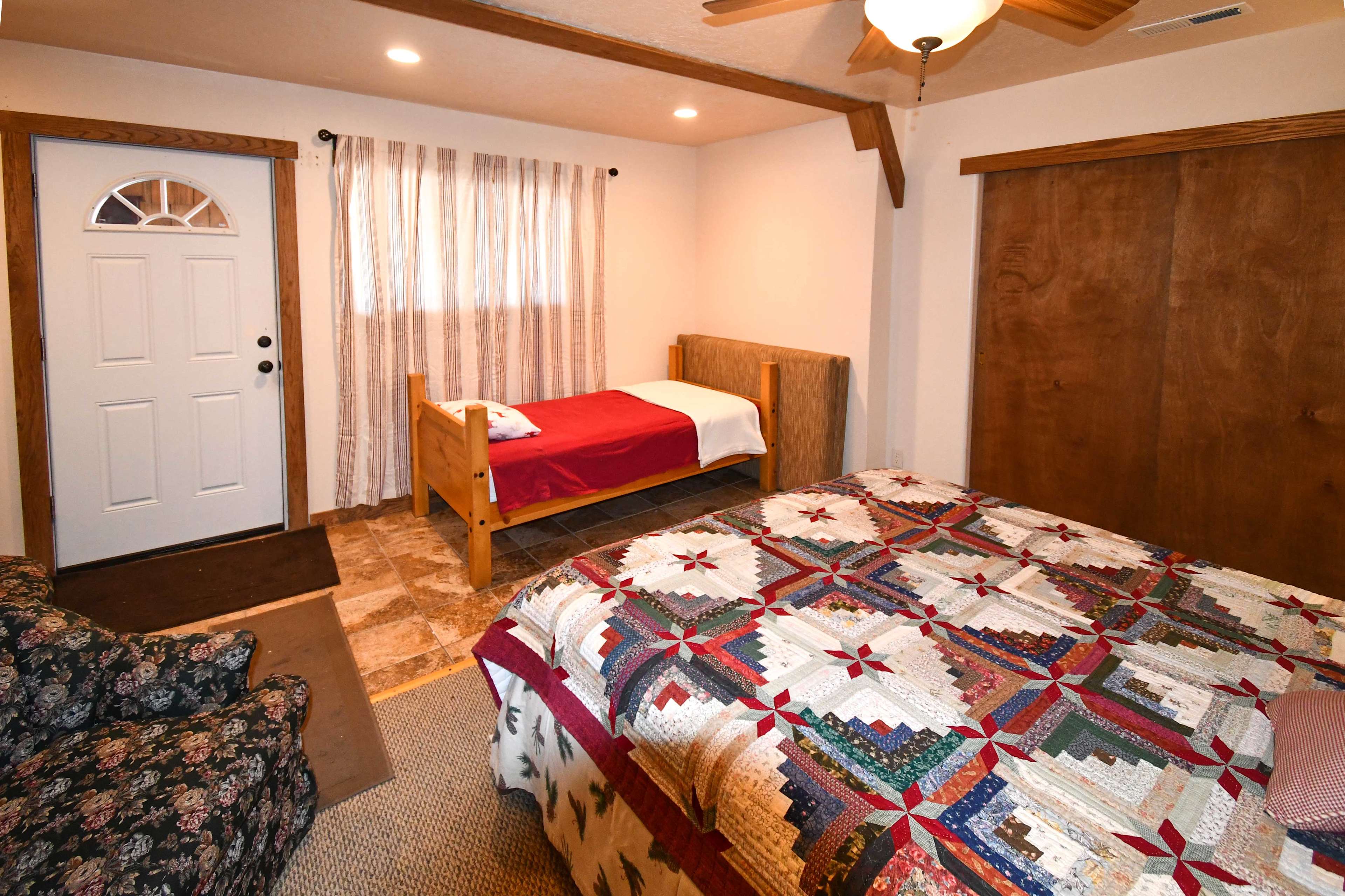 Mtn Cabin Between Bryce Canyon & Zion Nat'l Parks! Long Valley