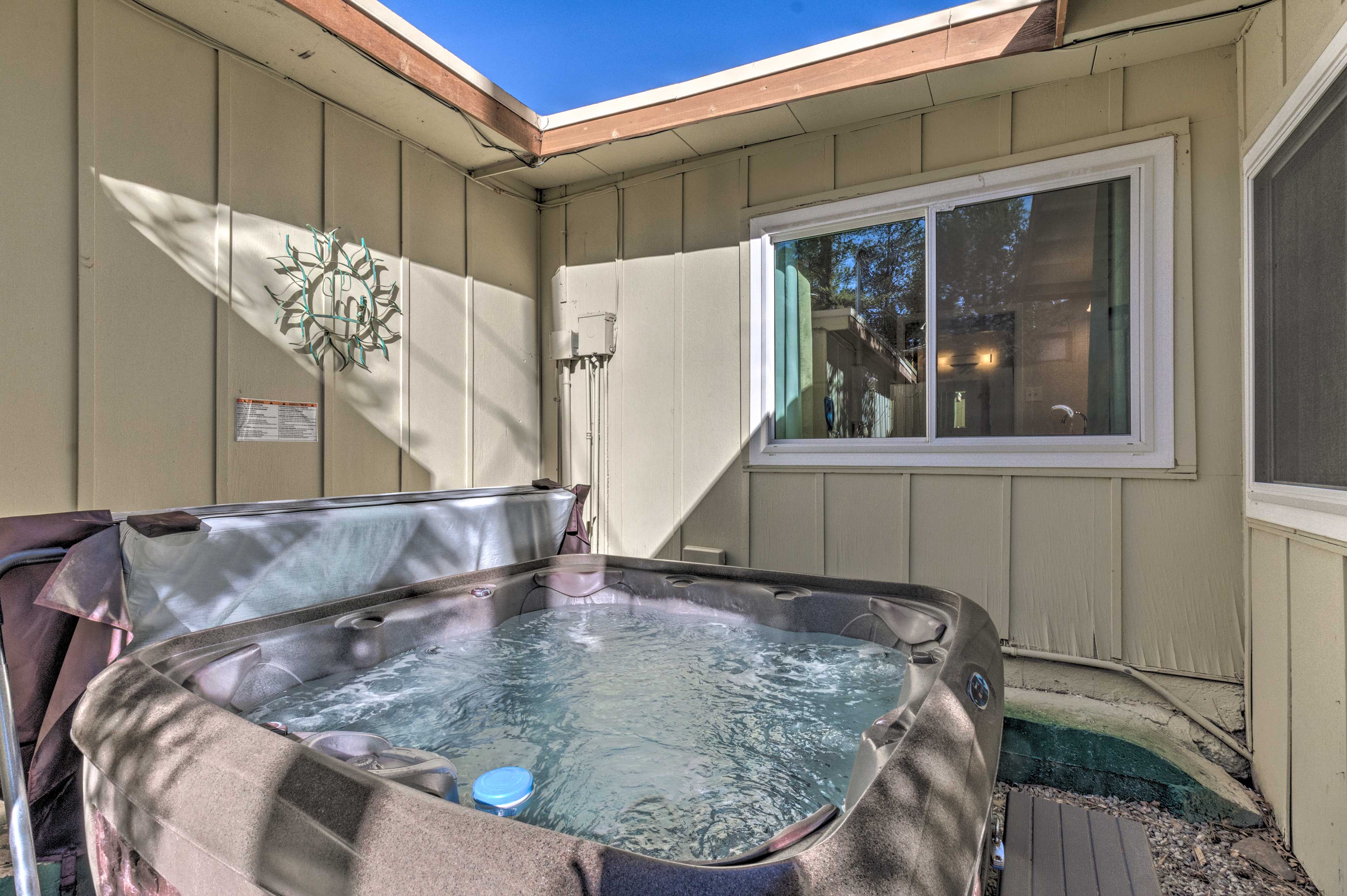 Ruidoso Cabin w/ Hot Tub 10 Min. Walk to Main St! Evolve