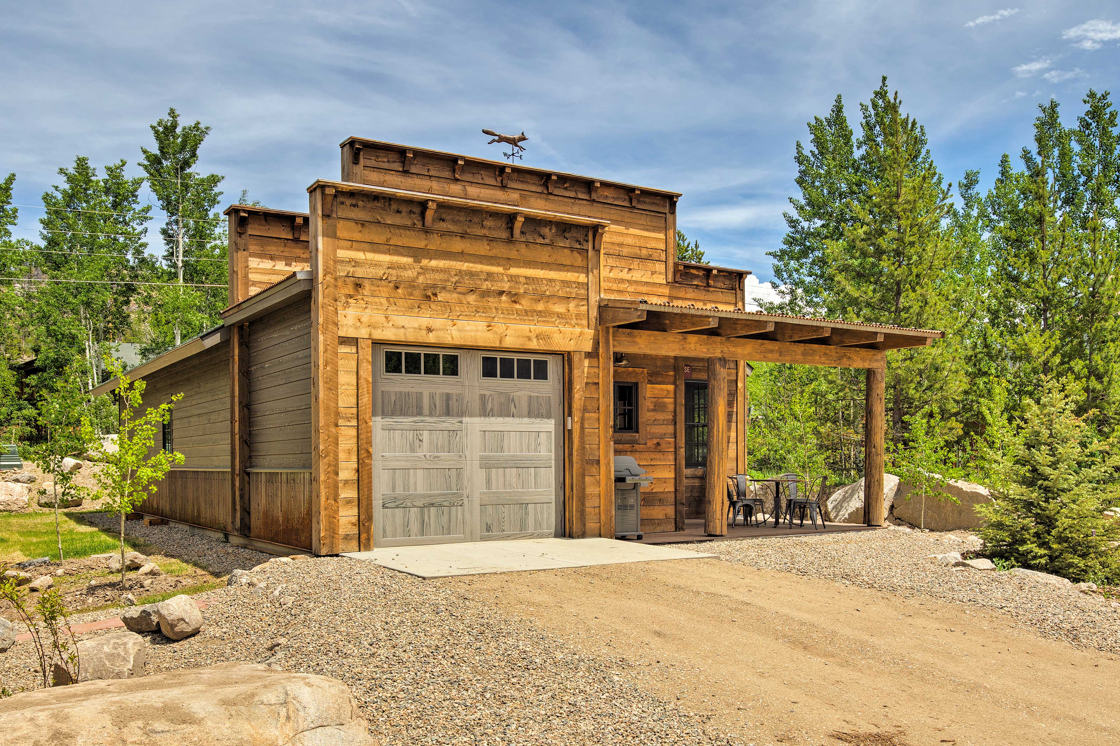 Updated Western Cabin 2 Blocks To Grand Lake! Evolve