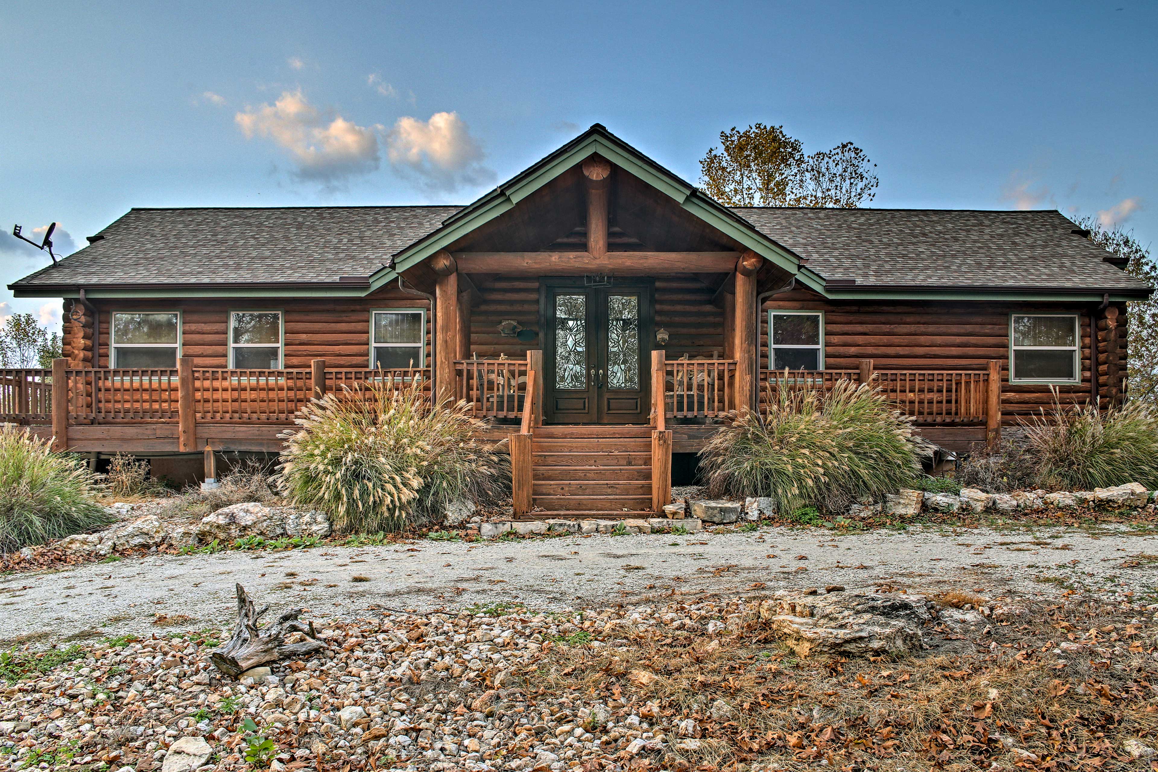 Huge Log Cabin w/Deck 5 Mins to Table Rock Lake! Evolve