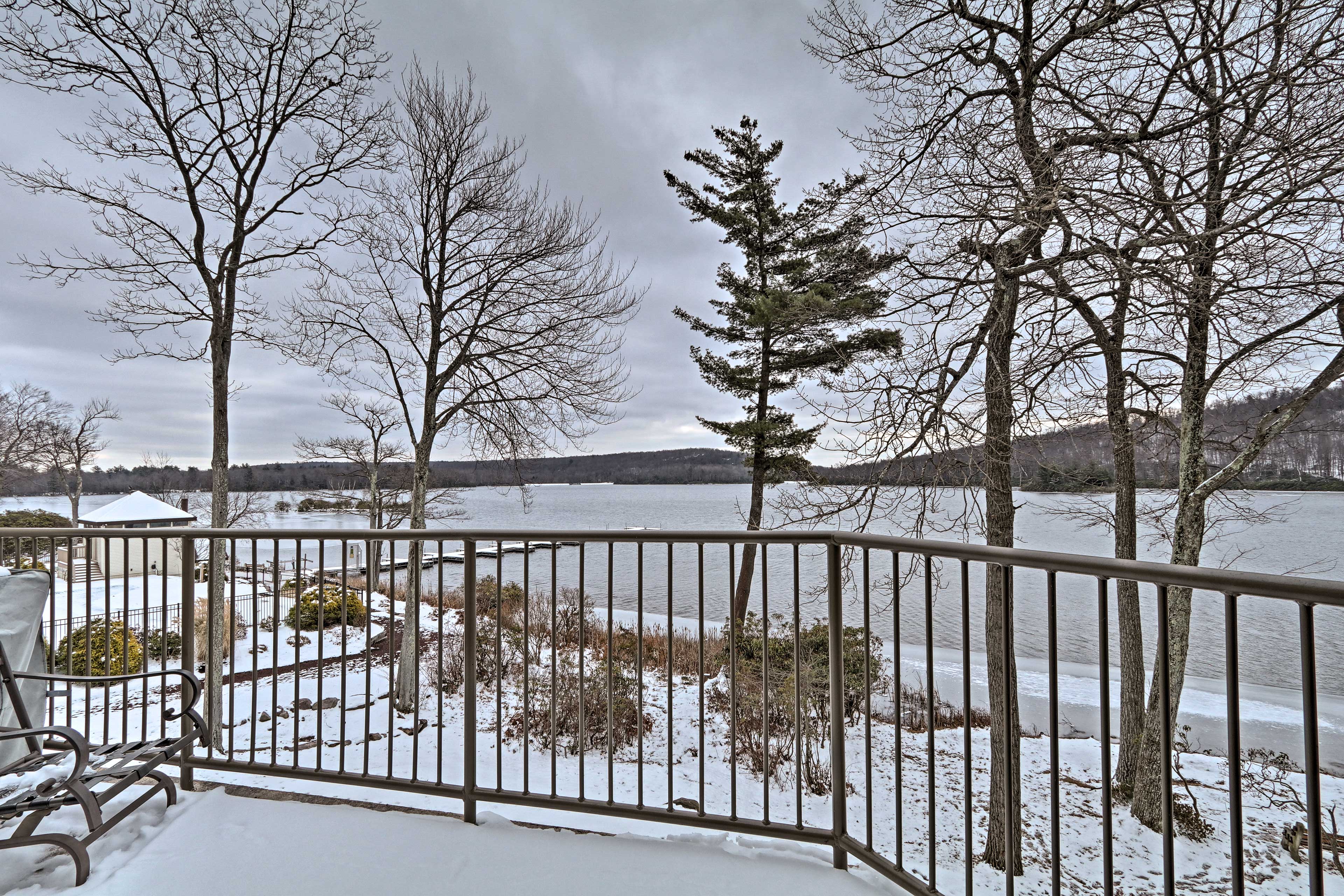 Spacious Lake Harmony Condo 5 Minutes to Skiing! Evolve