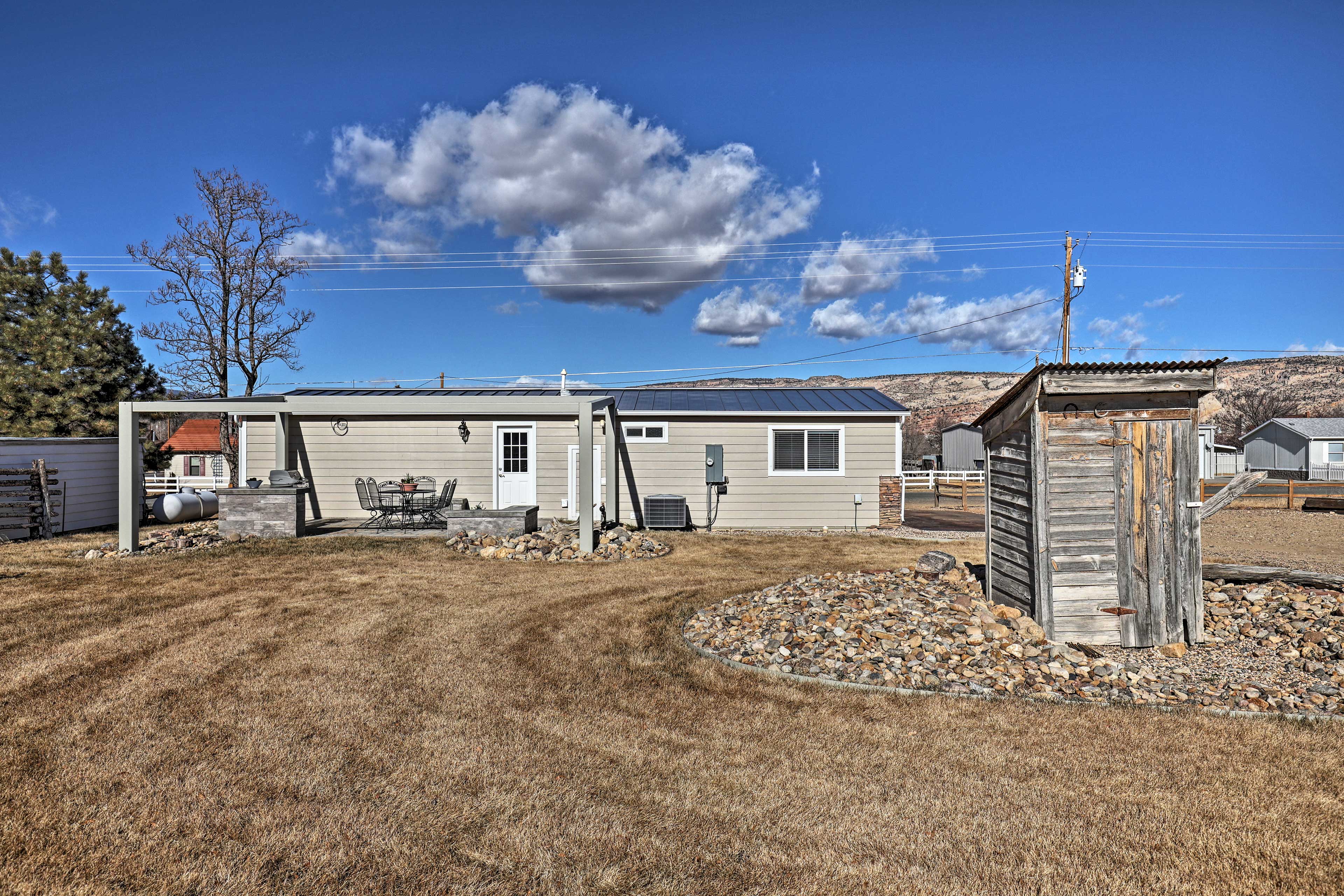 Escalante Home w/ Yard, Porch & Mtn Views! Evolve