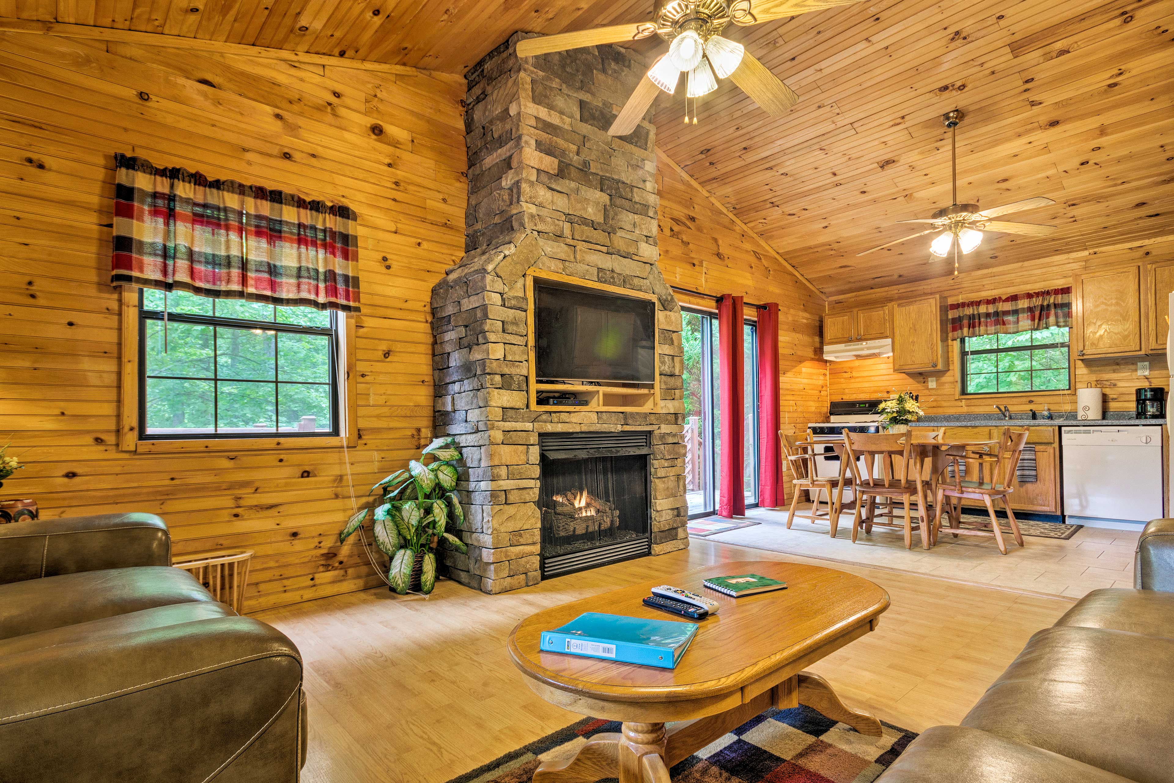 Bryson City Cabin in Smoky Mountains w/ Hot Tub! Evolve
