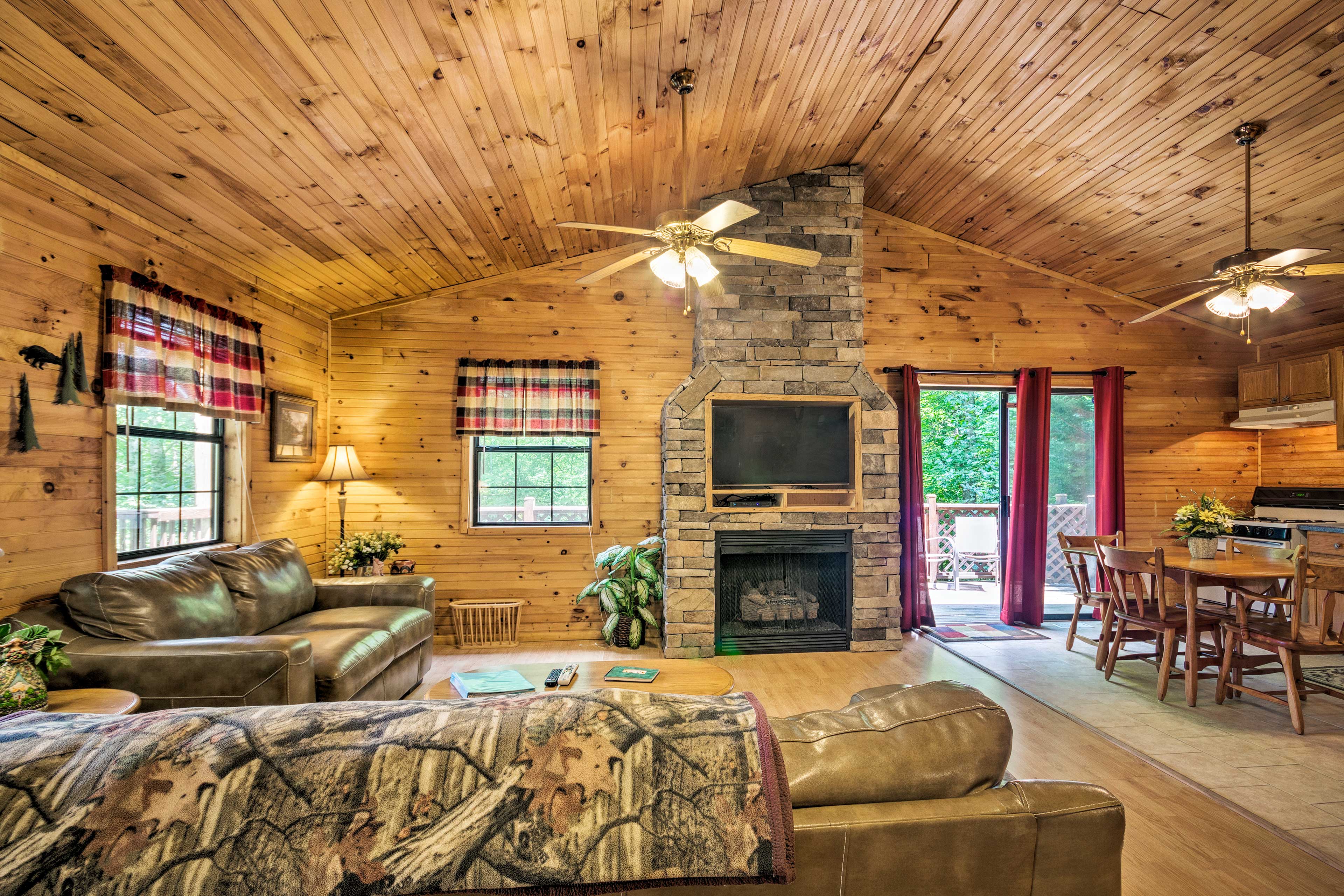 Bryson City Cabin in Smoky Mountains w/ Hot Tub! Evolve