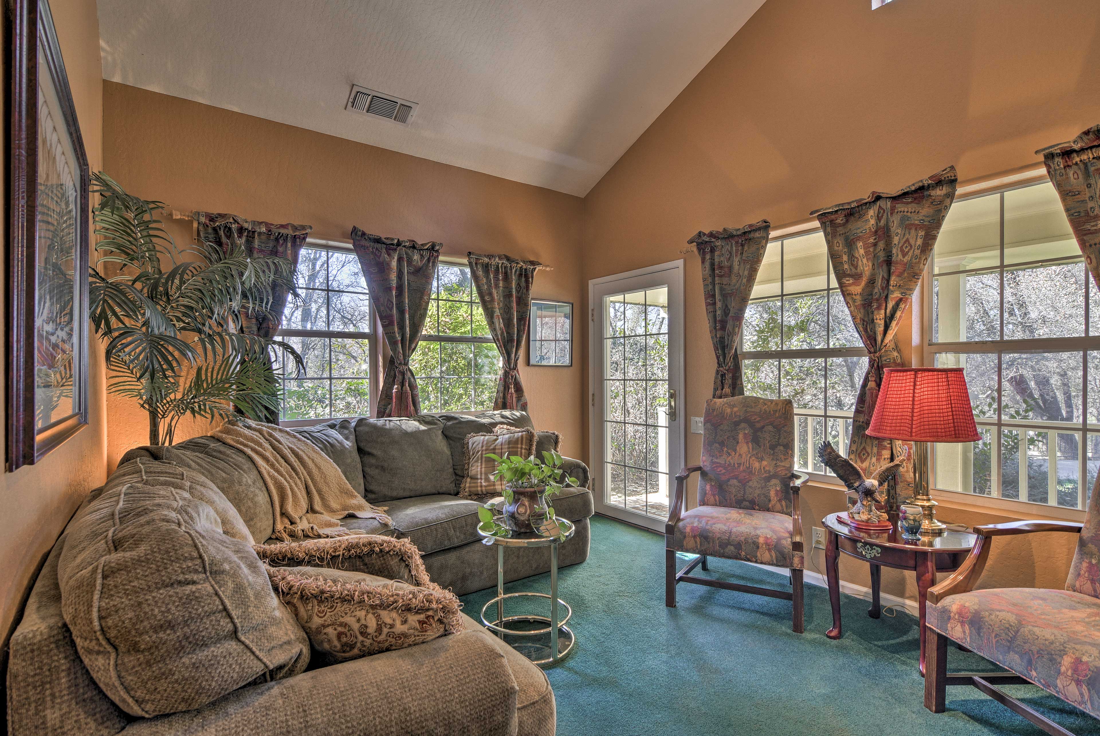 Lavish Sonora Suite on 10 Acres w/Shared Pool, Bar Evolve