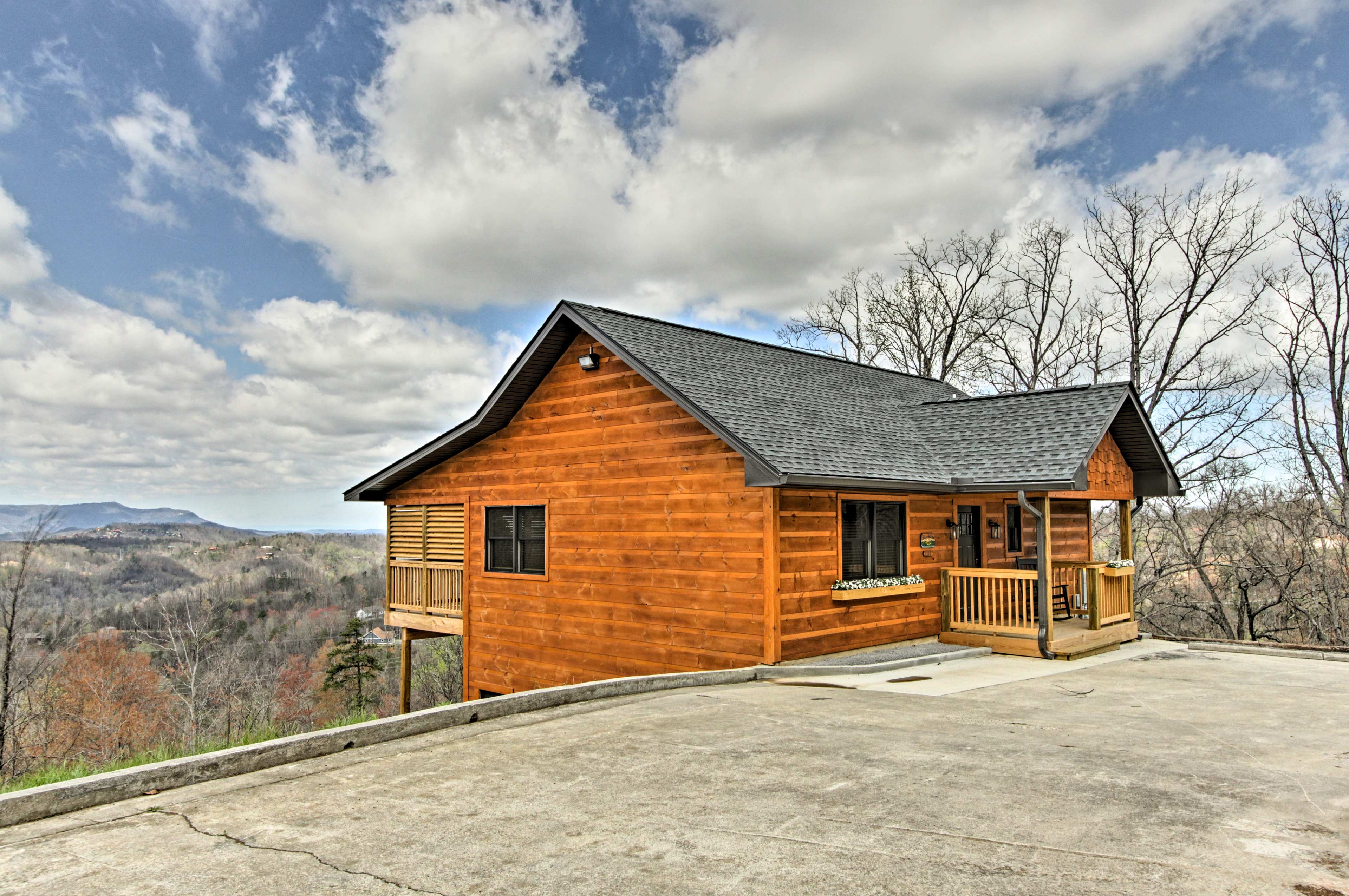Gatlinburg Cabin in the Clouds w/ Hot Tub & Views! Evolve
