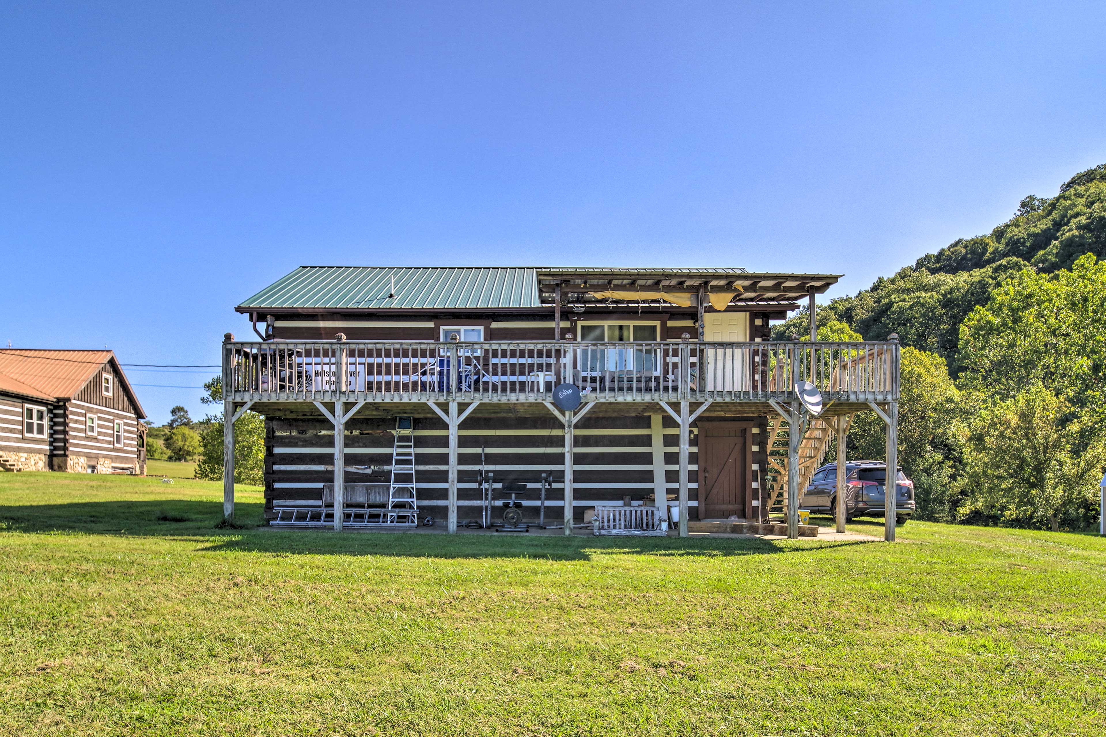 Rogersville Barn Apt on 27 Tranquil Acres w/ Pond! Evolve