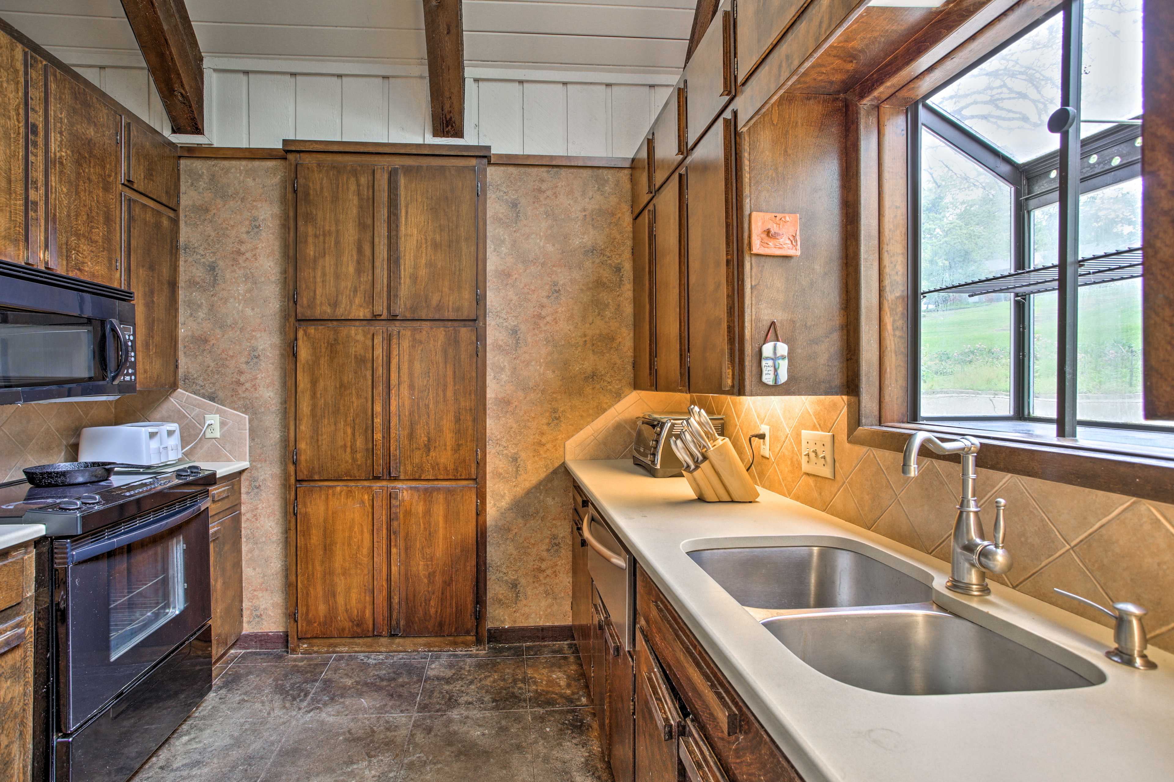 Lake Athens Waterfront Home w/ Deck & Boat Dock! Evolve