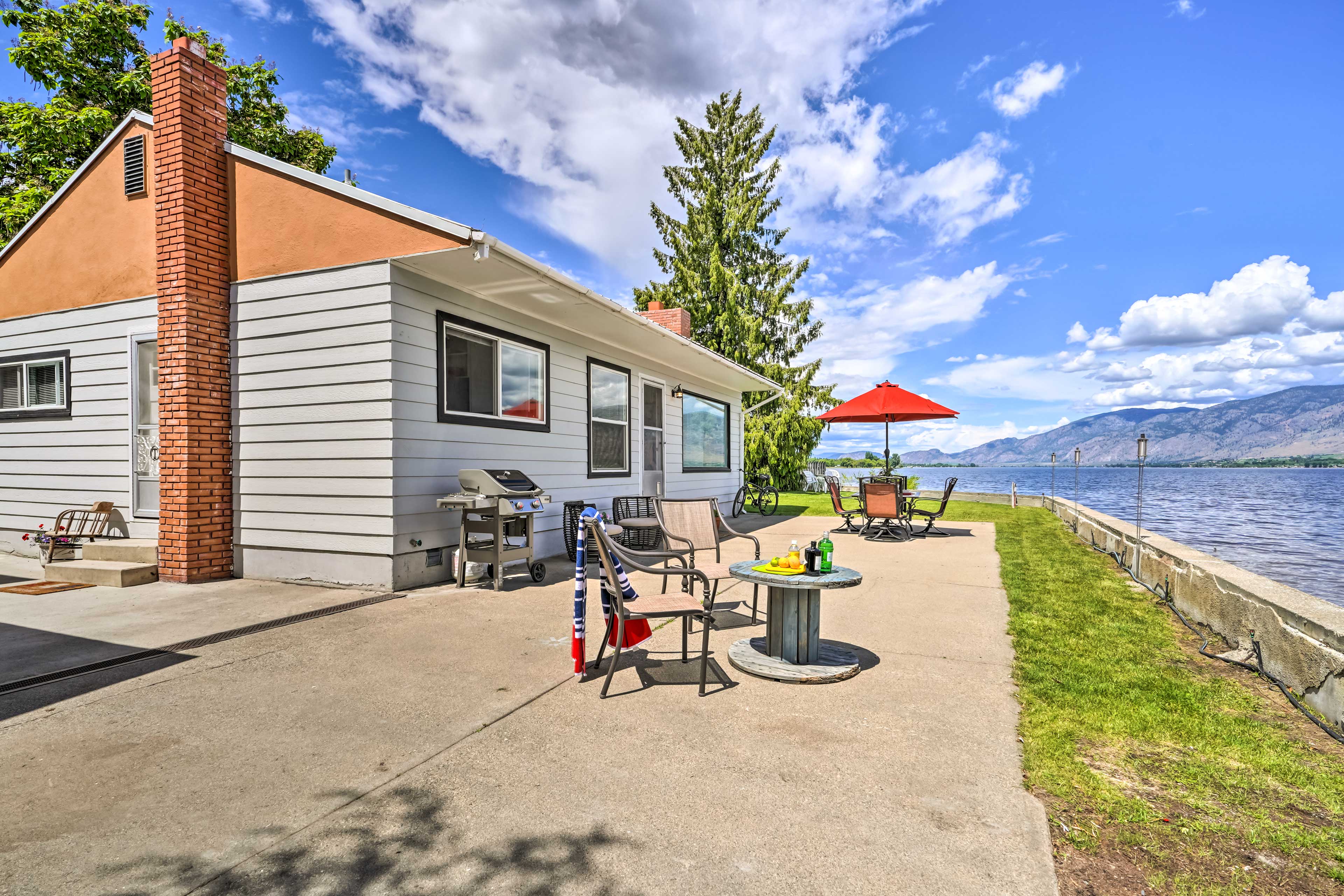 Waterfront Lake Osoyoos Cottage w/ Beach & Patio! Oroville, WA Evolve