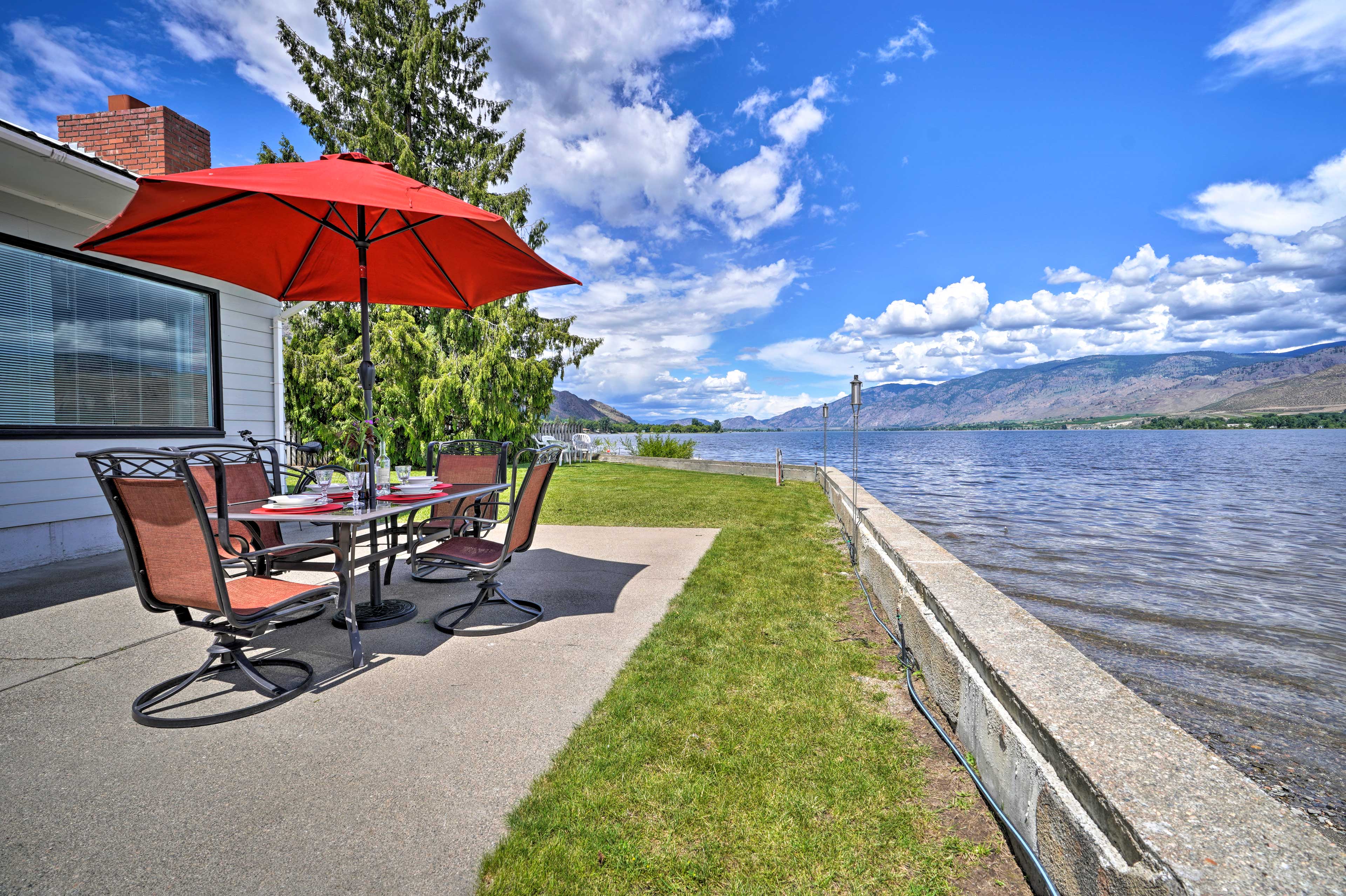 Waterfront Lake Osoyoos Cottage w/ Beach & Patio! Evolve