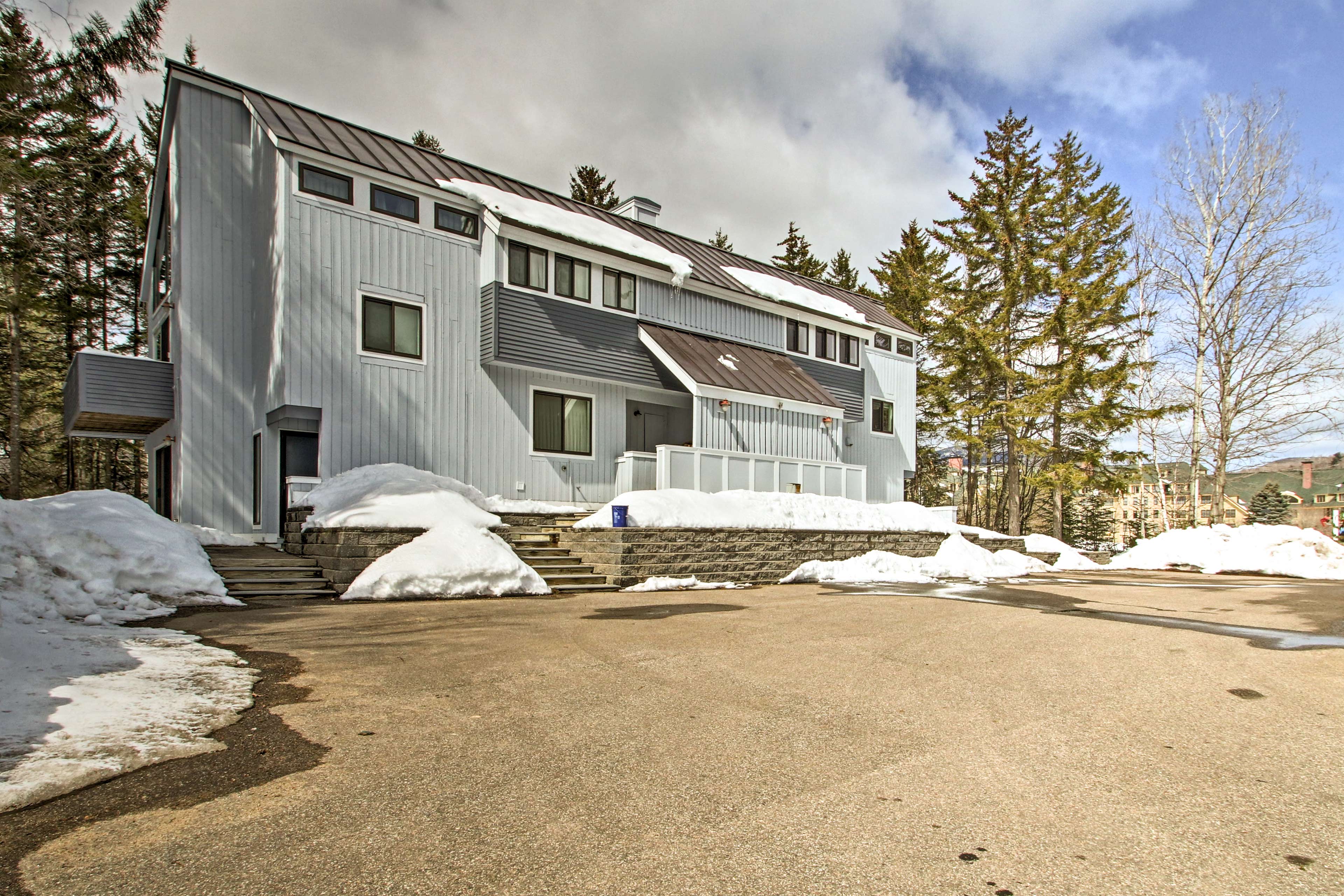 Waterville Valley Condo Near Town Square & Skiing! Evolve