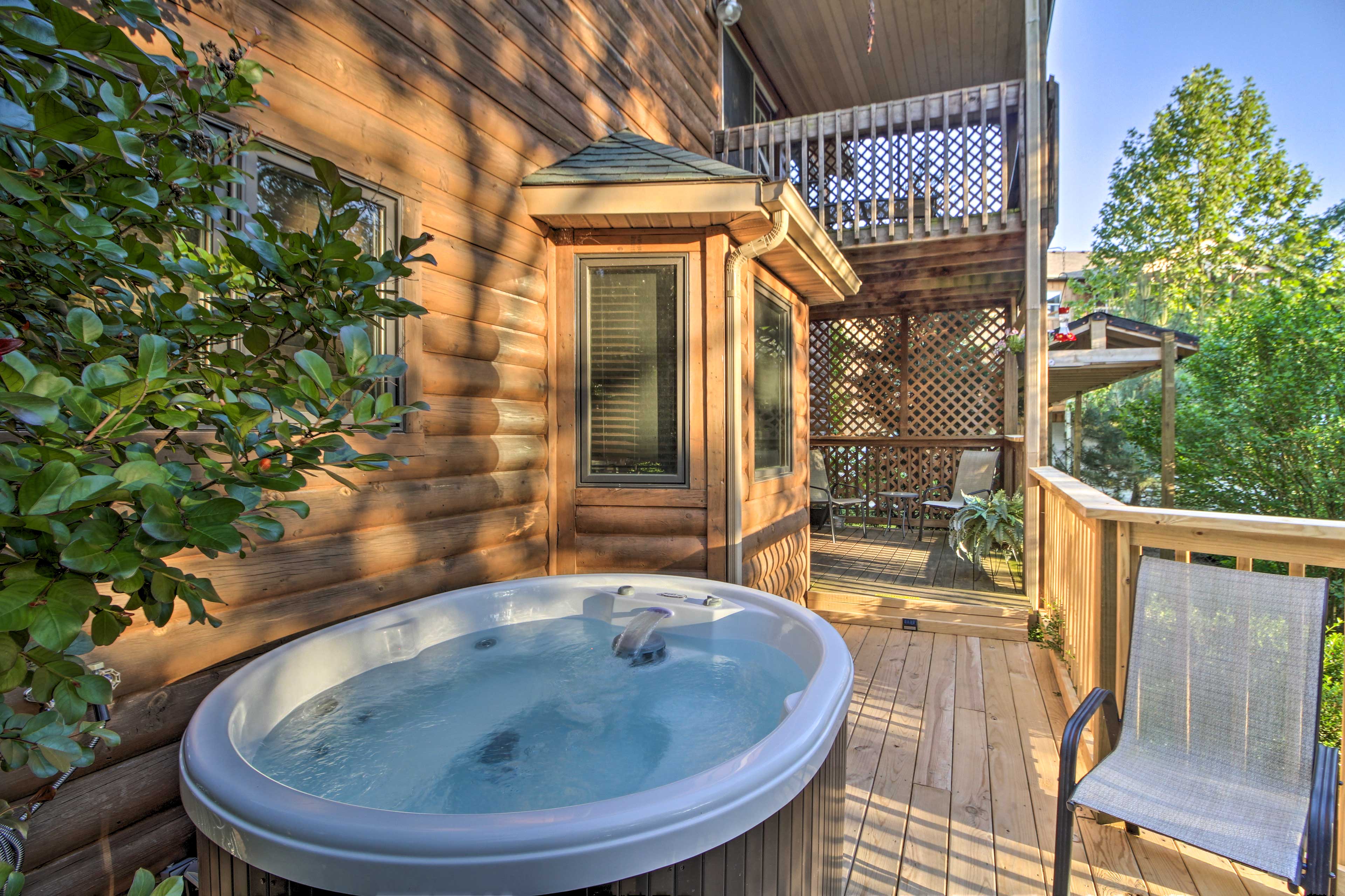 Cabin on Table Rock Lake w/ Hot Tub & Fire Pit! Blue Eye, MO Evolve