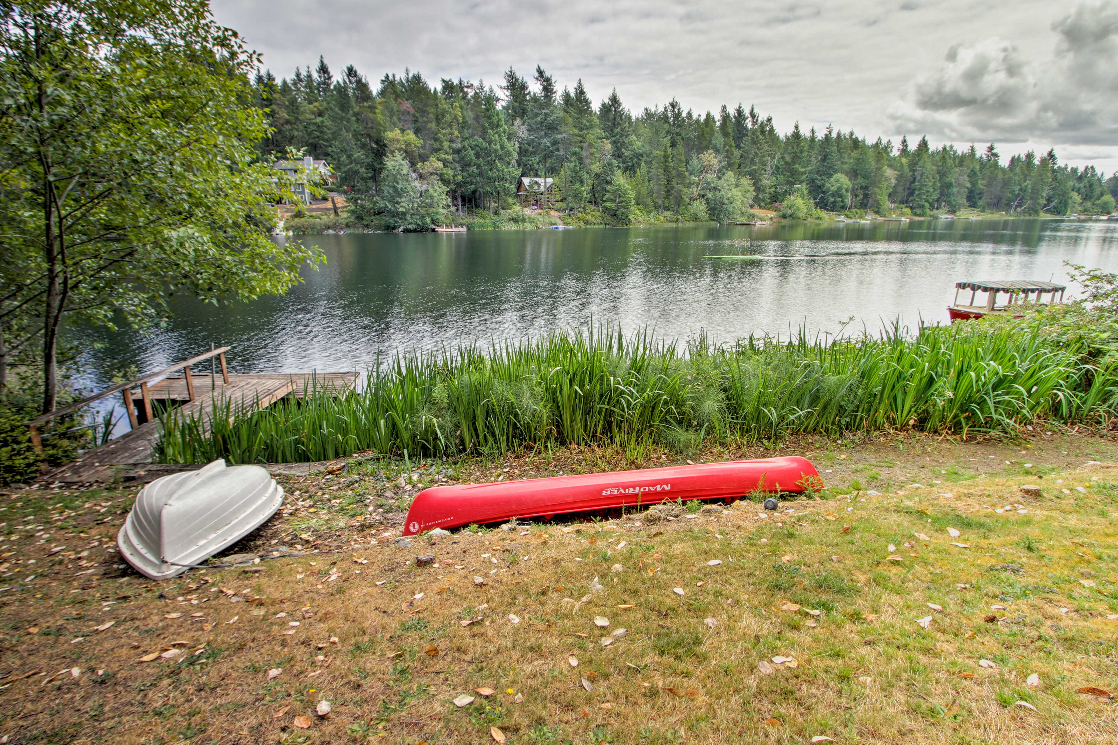 Anderson Island Retreat w/ Lakefront Deck & Canoe! Evolve