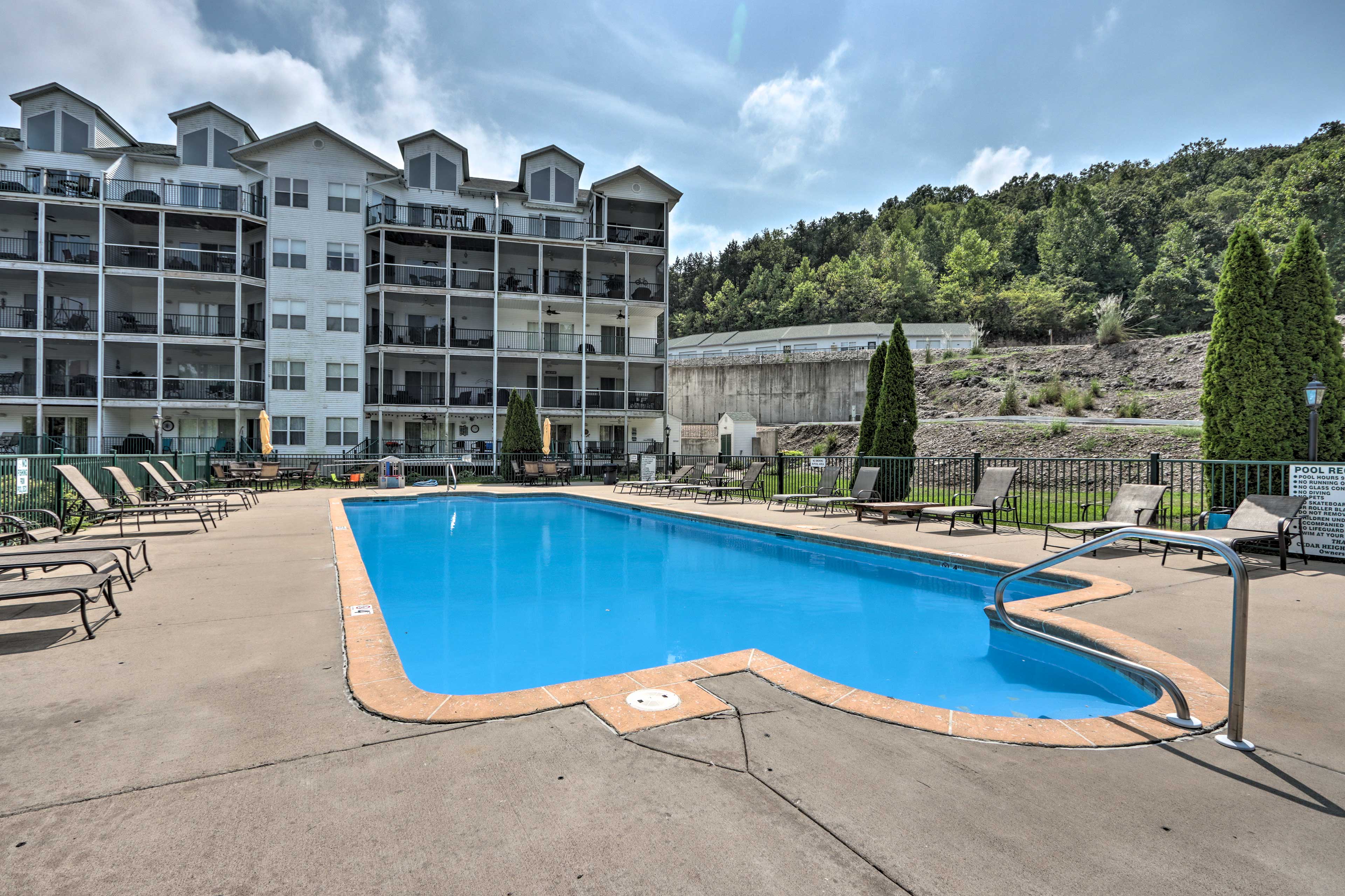 Lakefront Ozark Condo w/ Balcony & Seasonal Pool! Camdenton, MO Evolve
