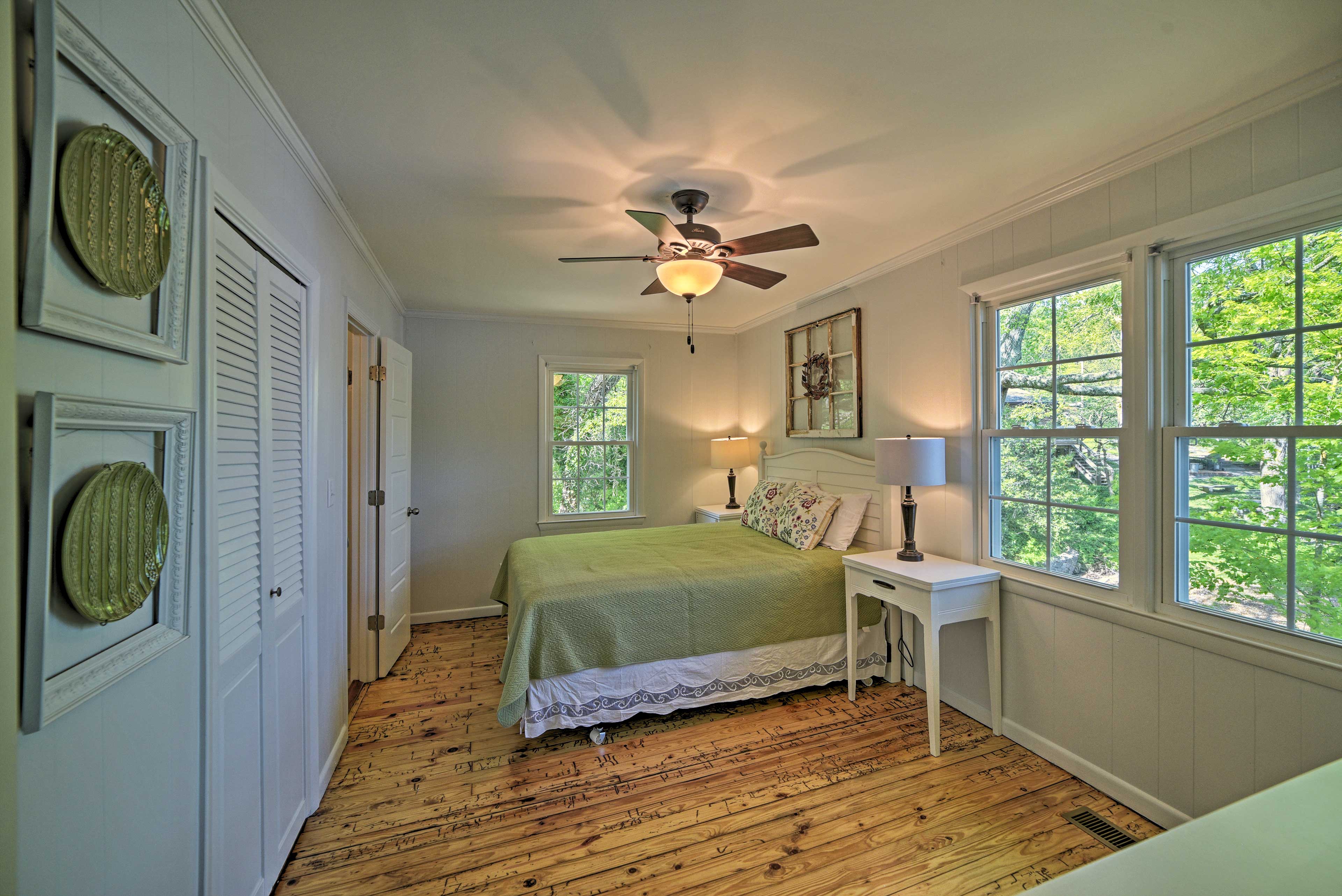 Harrison Lakefront Cottage w/ Private Dock! Evolve