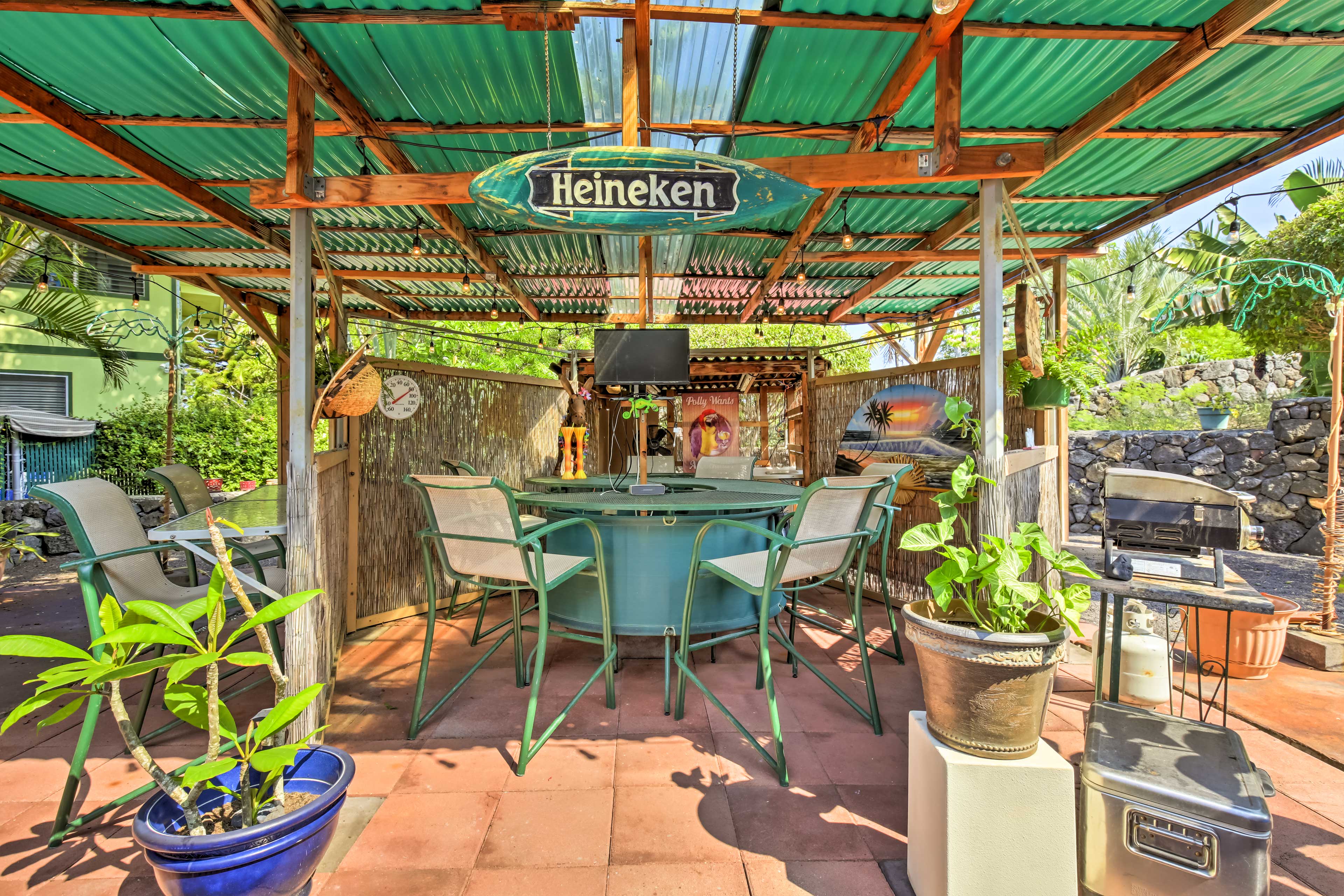 KailuaKona Home w/ Tiki Bar Walk to Beach! Evolve