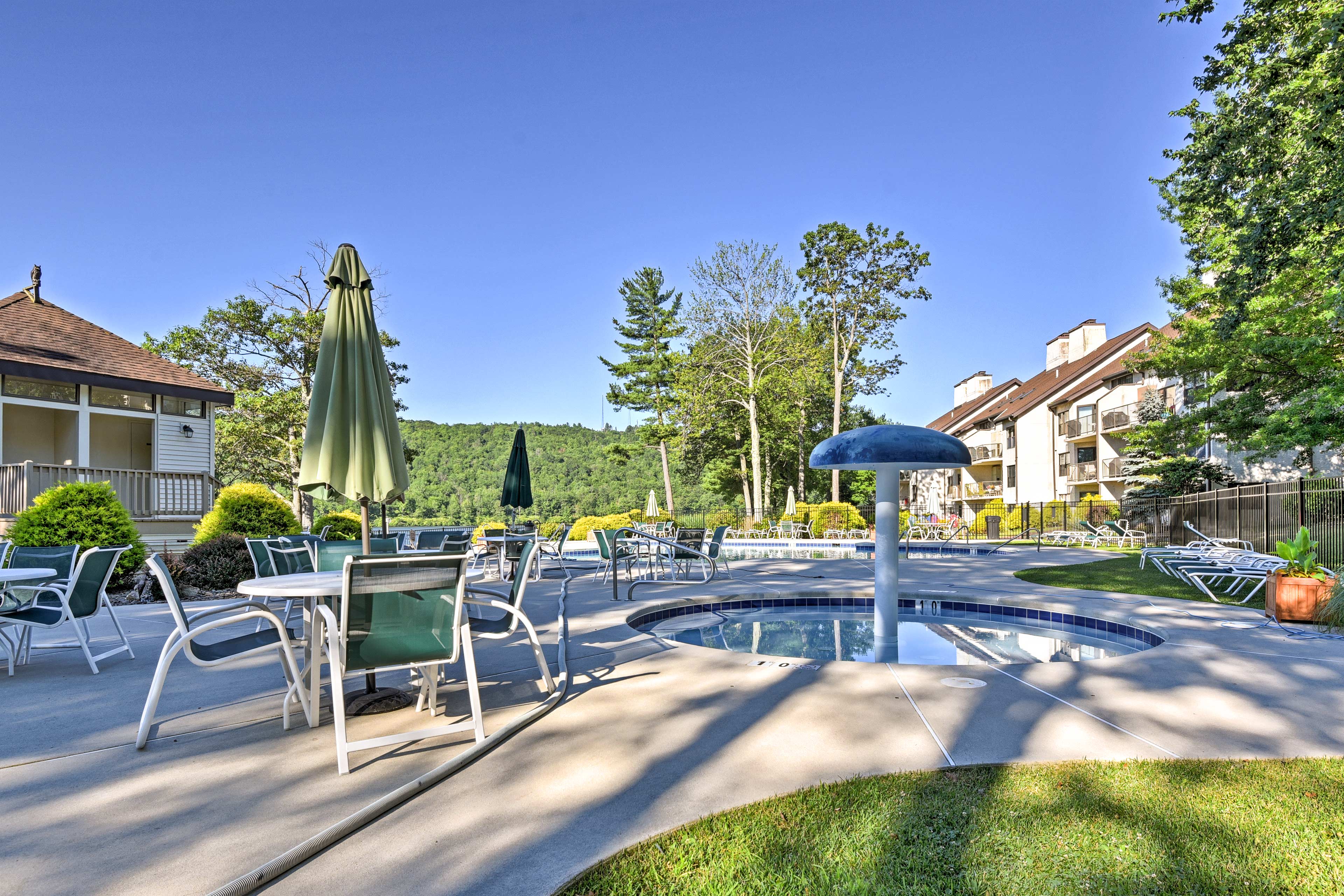 Charming Resort Home w/ Views on Big Boulder Lake! Lake Harmony, PA