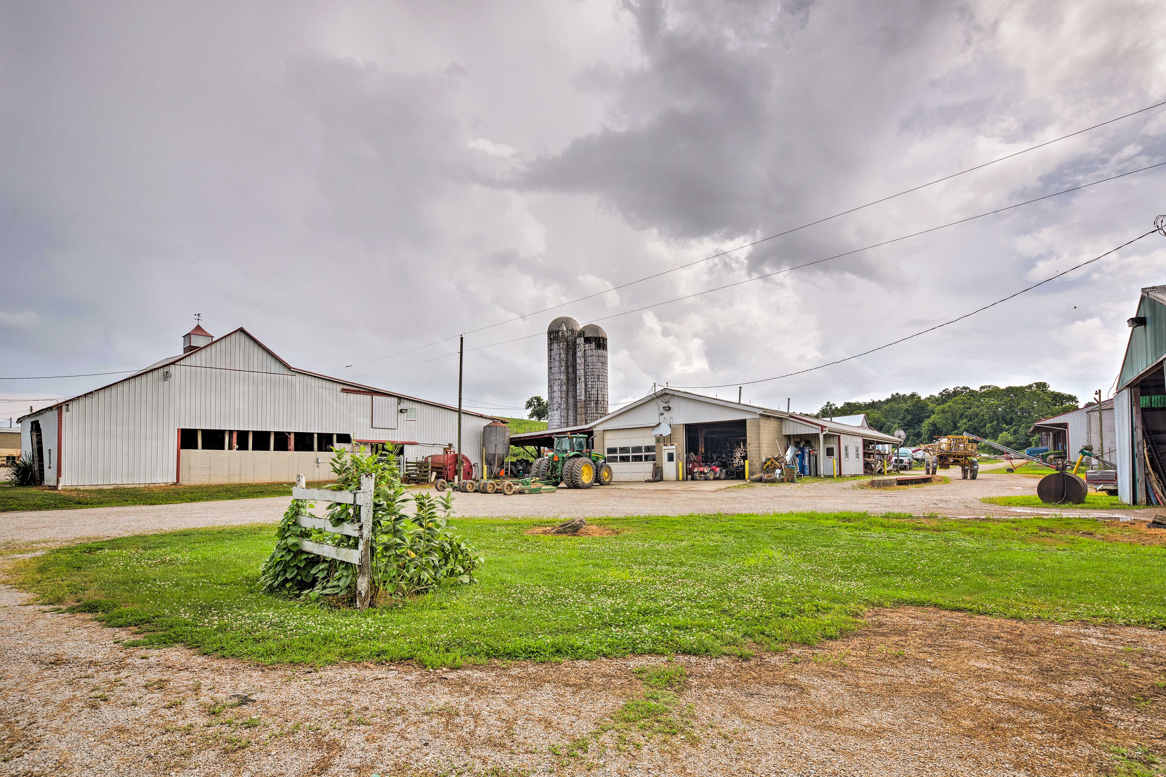 Mount Perry Home on Working Farm w/BBQ & Pond! Evolve