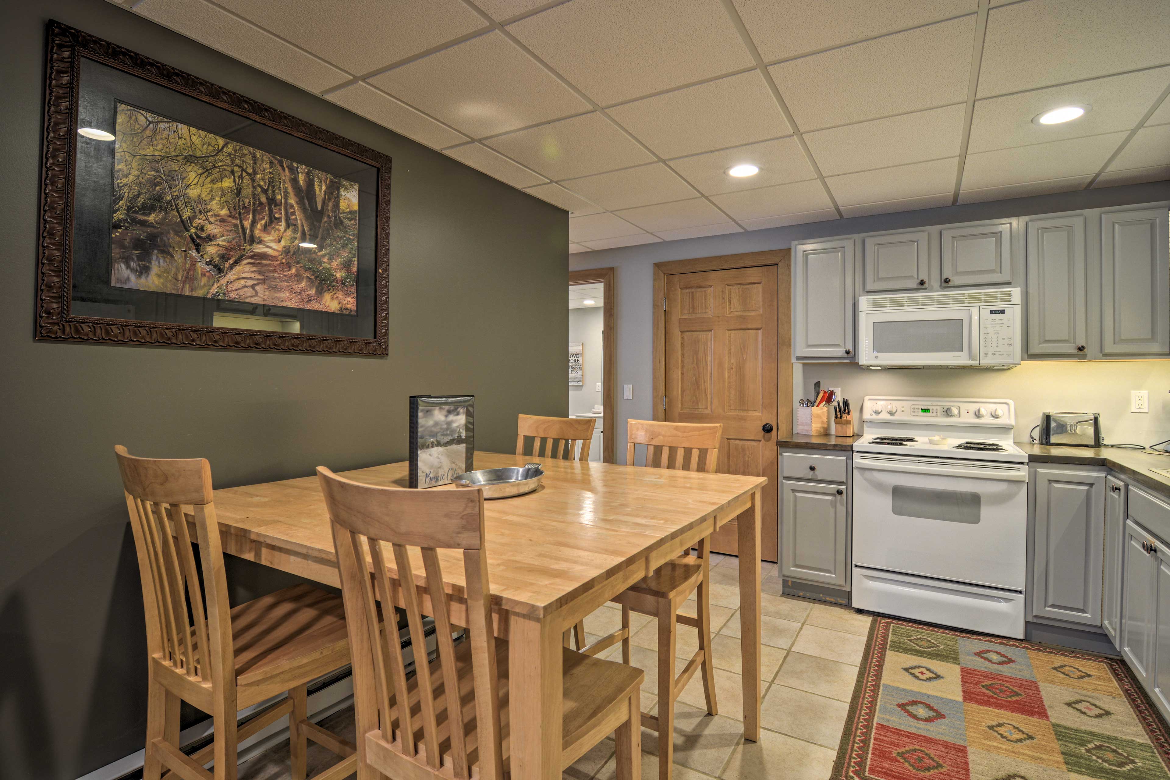 Boyne Falls Condo, Walk to Boyne Mountain Resort! Evolve