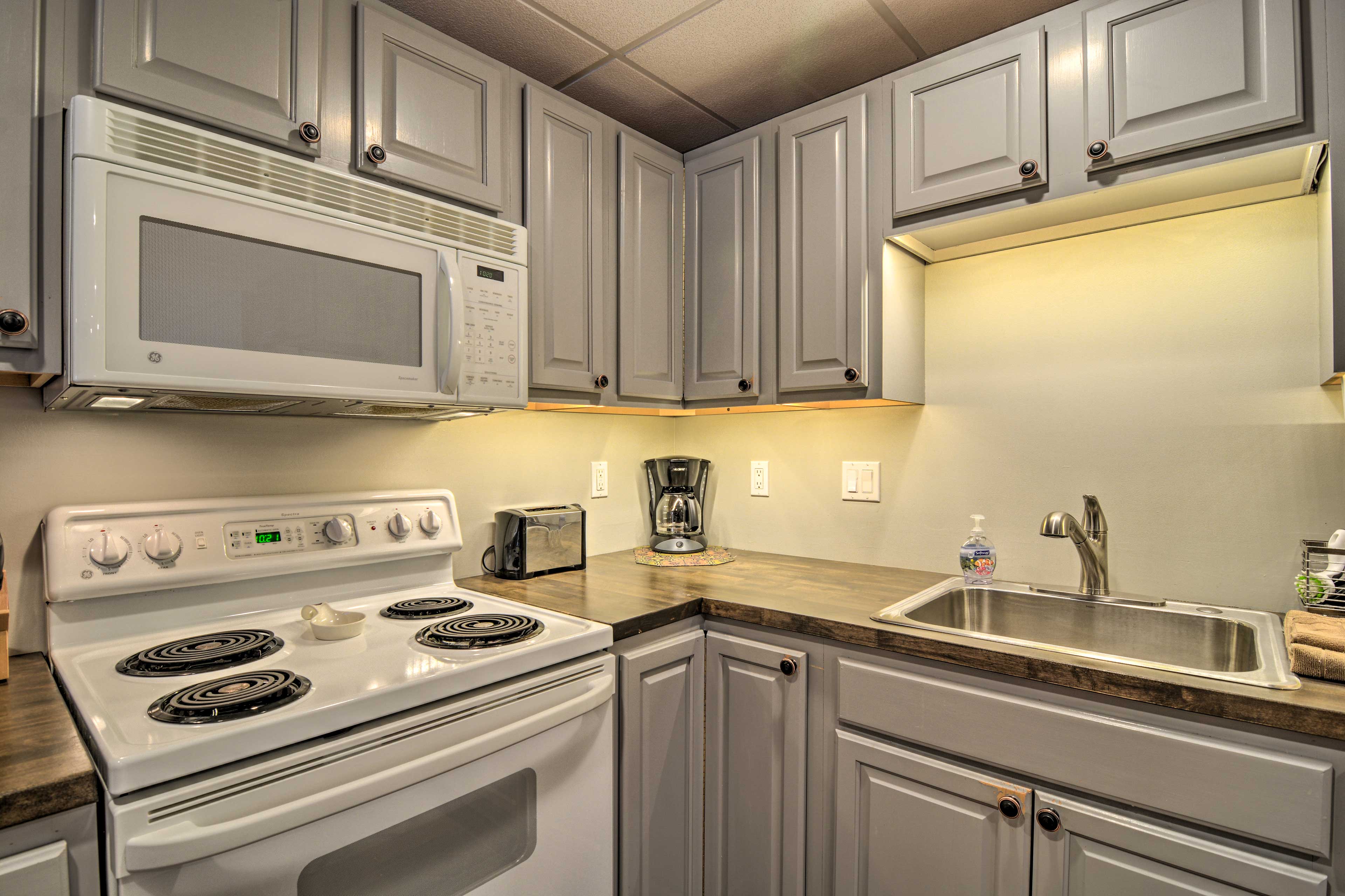 Boyne Falls Condo, Walk to Boyne Mountain Resort! Evolve