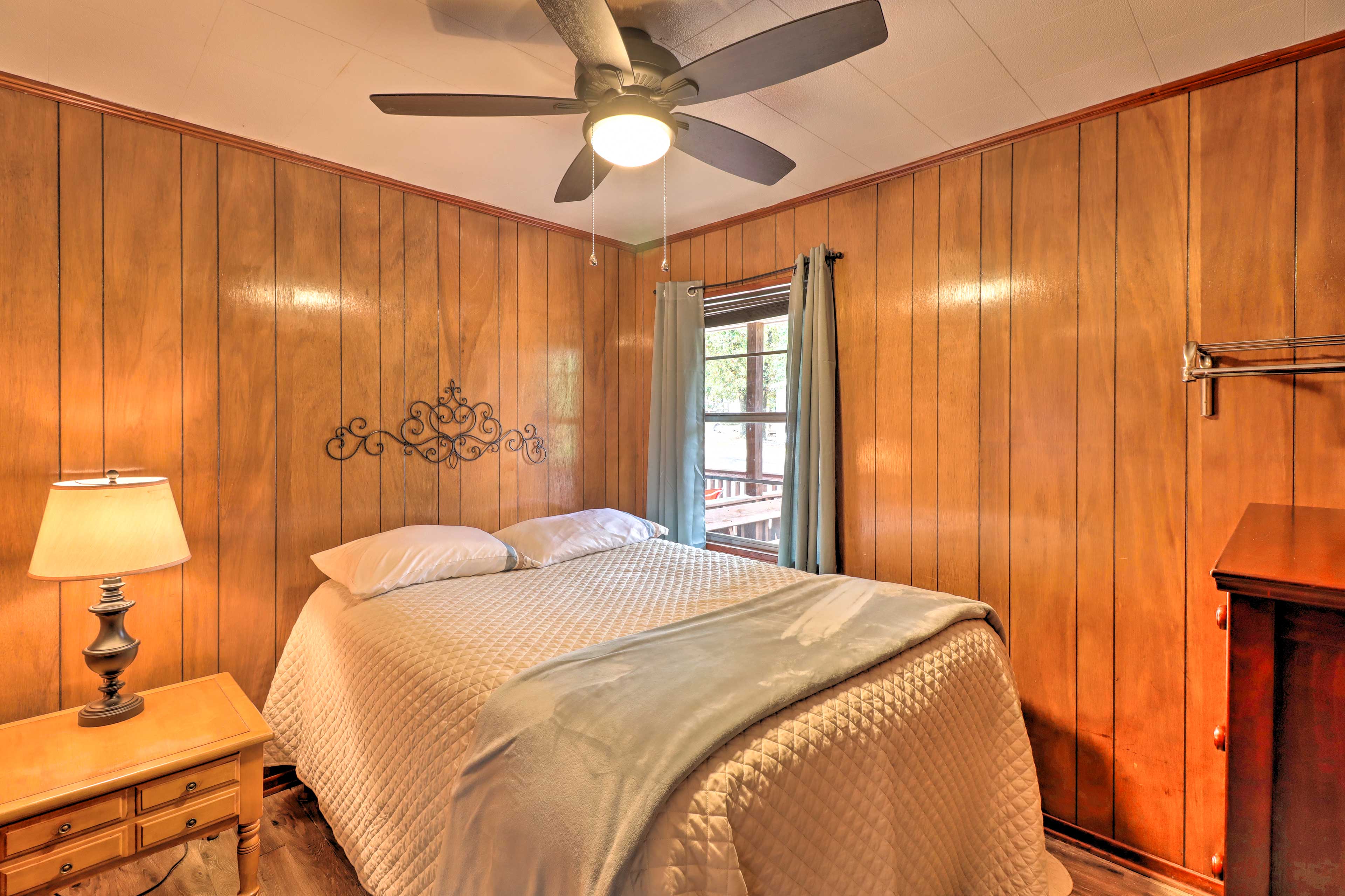 Devil’s Fork Resort Cabin w/ Designated Boat Slip! Greers Ferry, AR