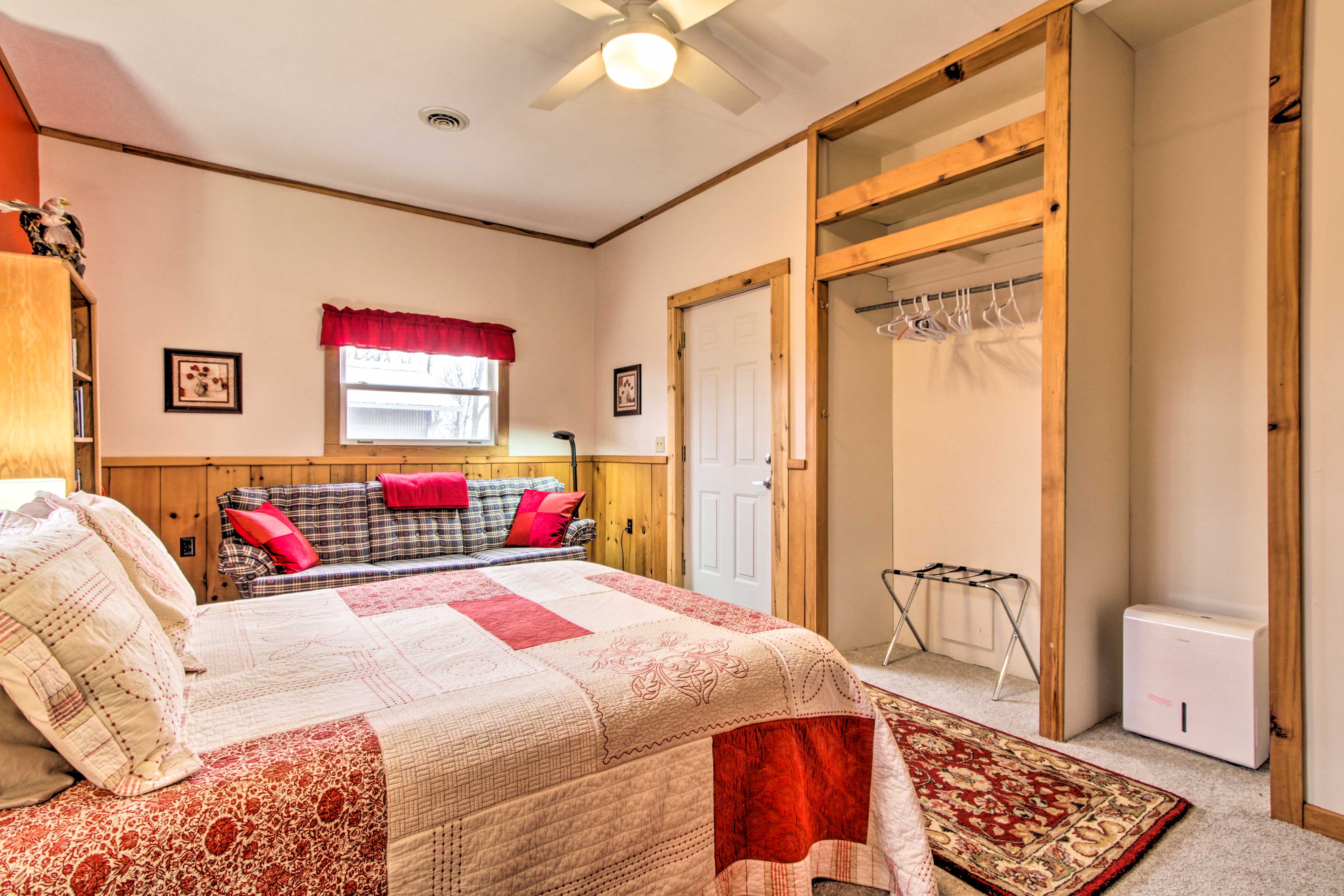 La Crescent Cottage on Minnesota Bluffs w/ View! Evolve