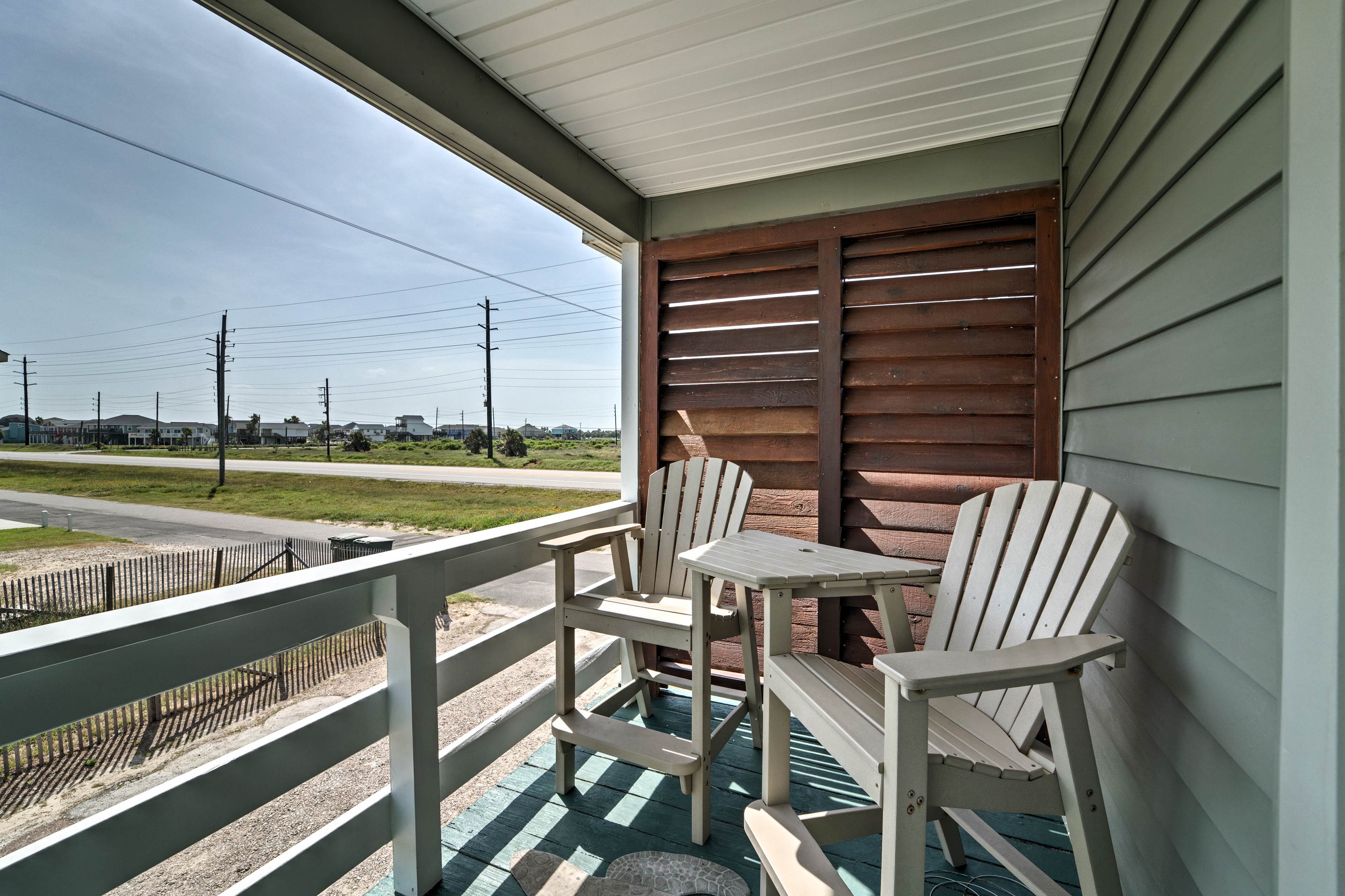 Galveston Bungalow w/ Pool Access, Steps to Beach! Evolve