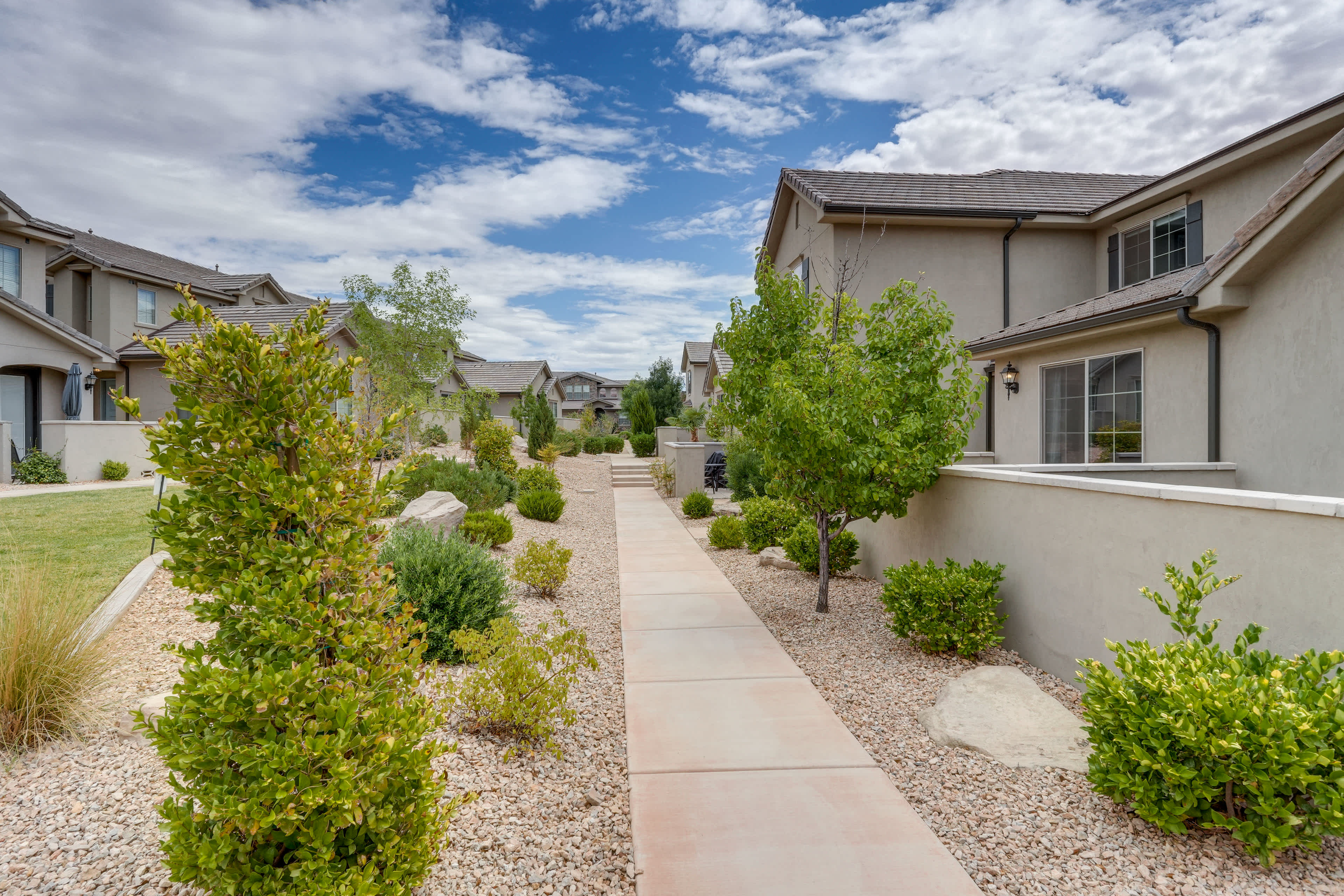 Washington Townhome w/ Views & Pool Access! Evolve