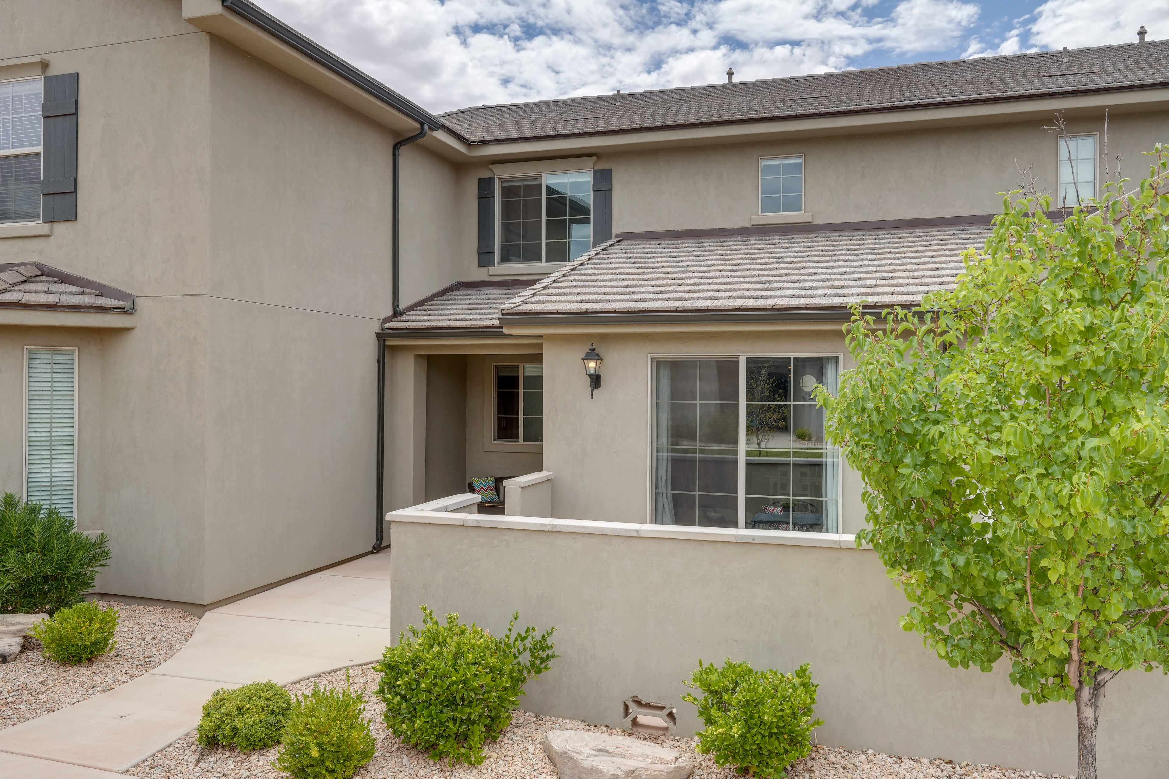 Washington Townhome w/ Views & Pool Access! Evolve