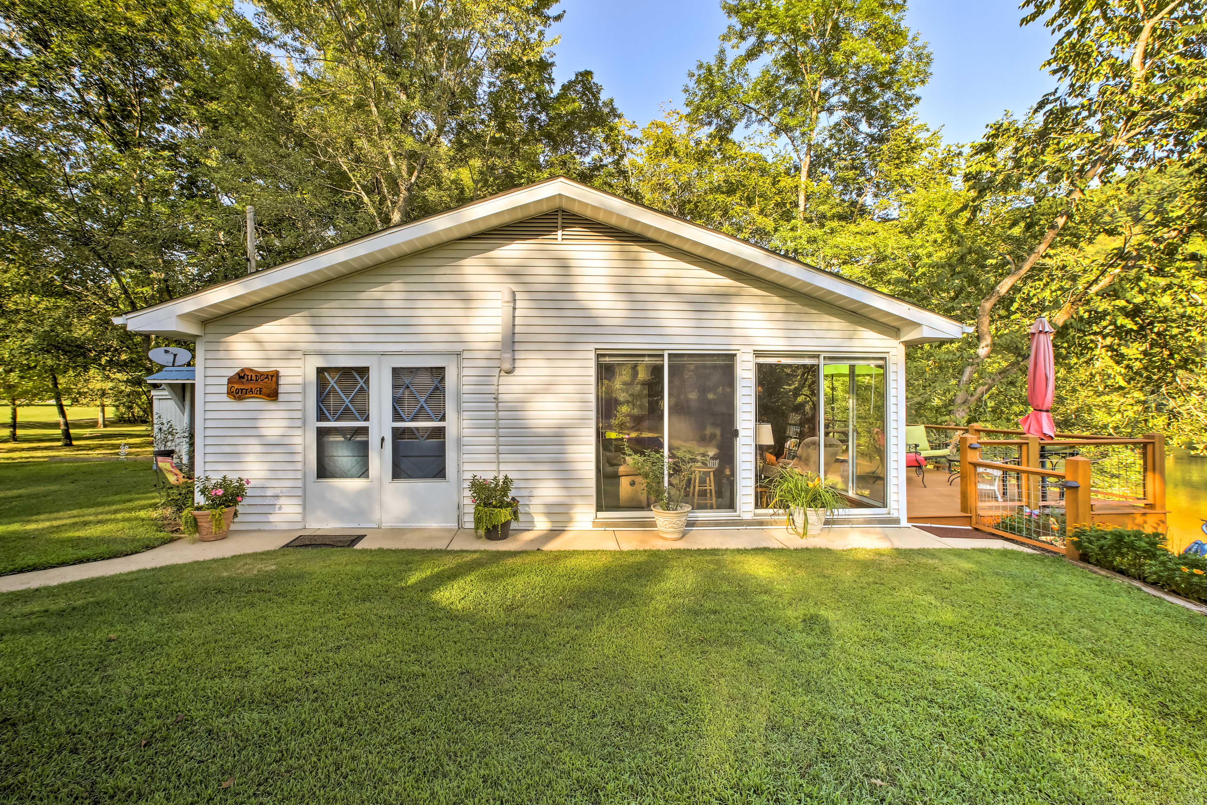 Cozy Waterfront Cottage w/ Deck on White River! Cotter, AR Evolve