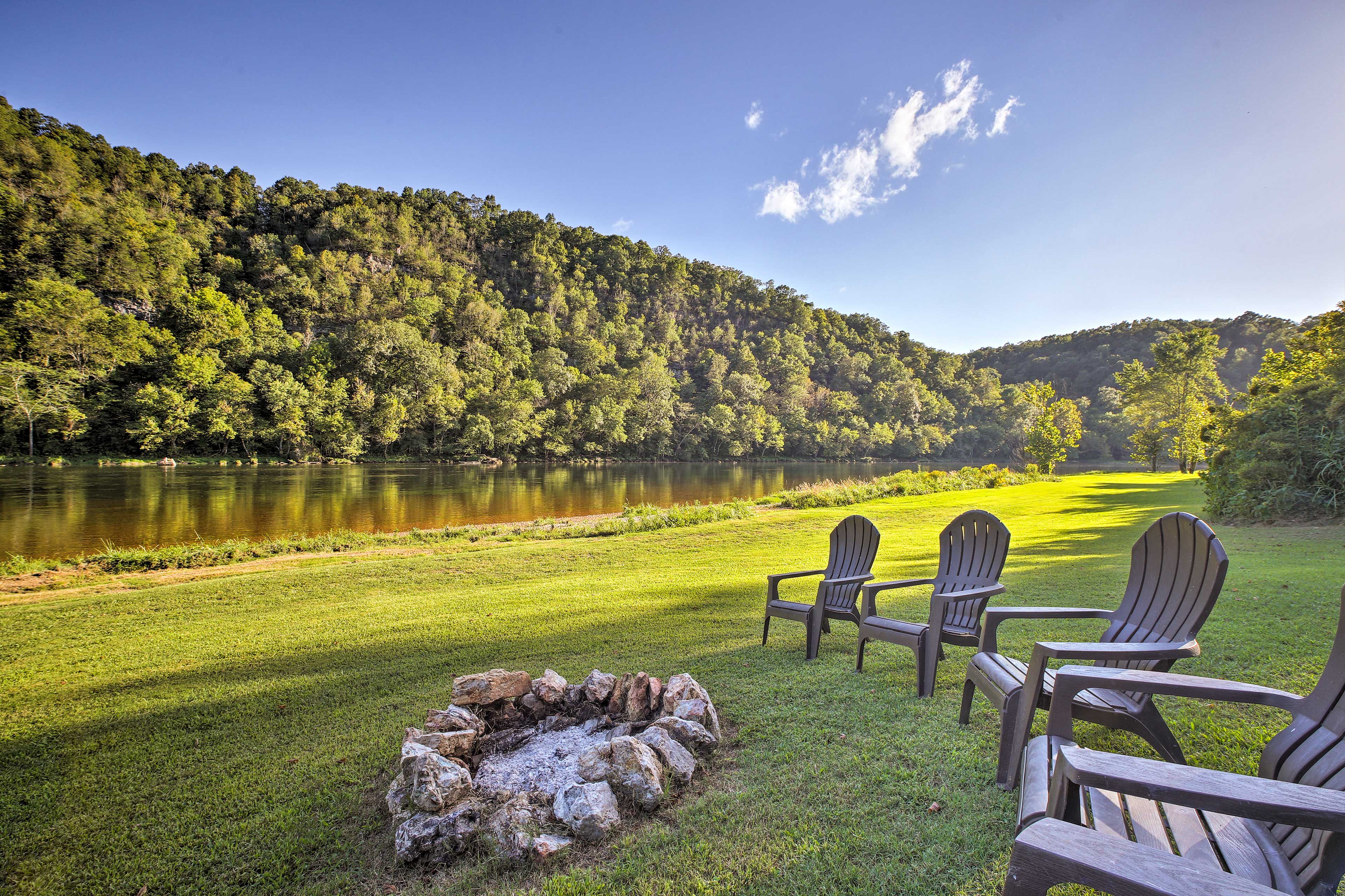 Cozy Waterfront Cottage w/Deck on the White River! Evolve