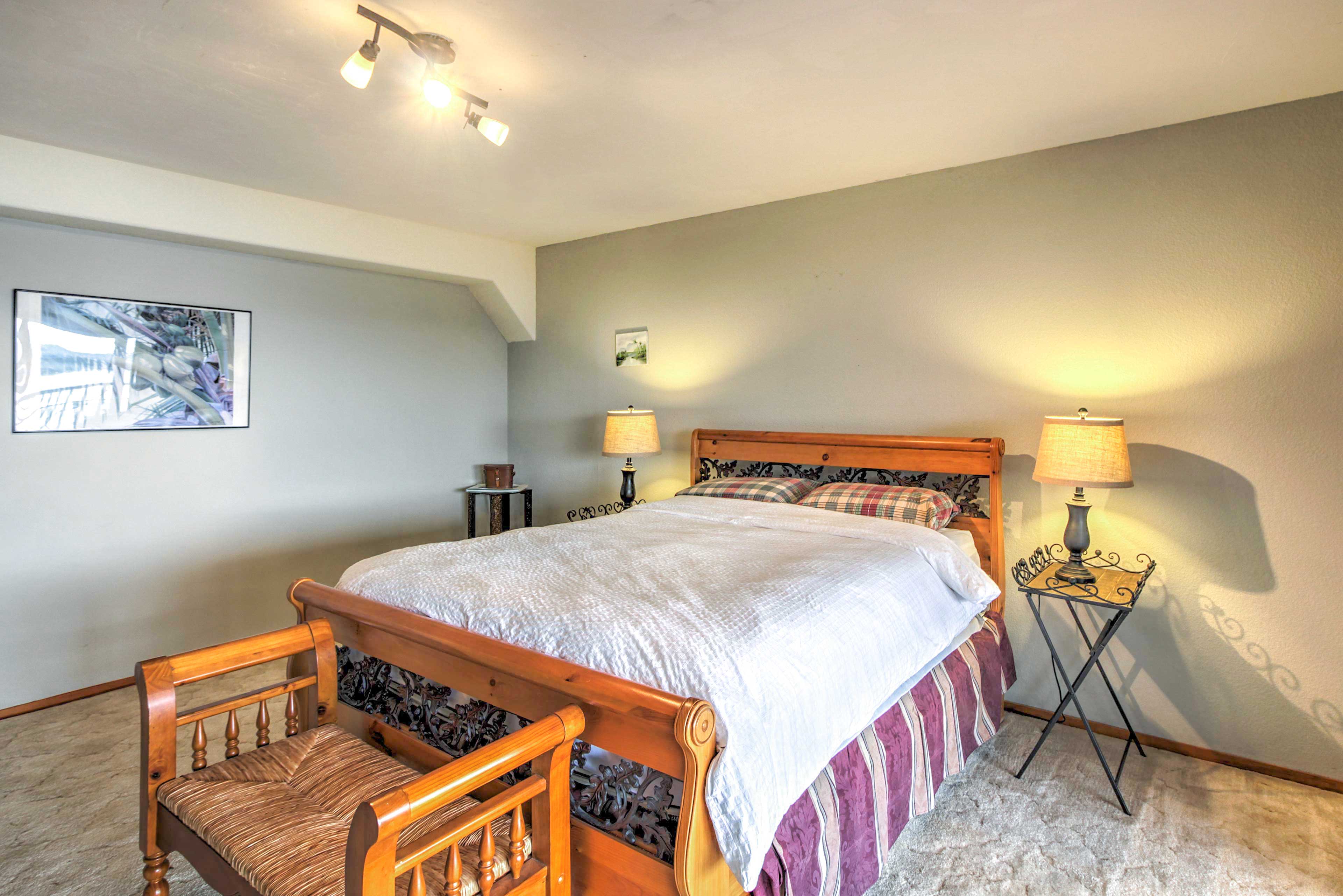 Spacious Kelseyville Home w/ Large Lakefront Deck! Evolve