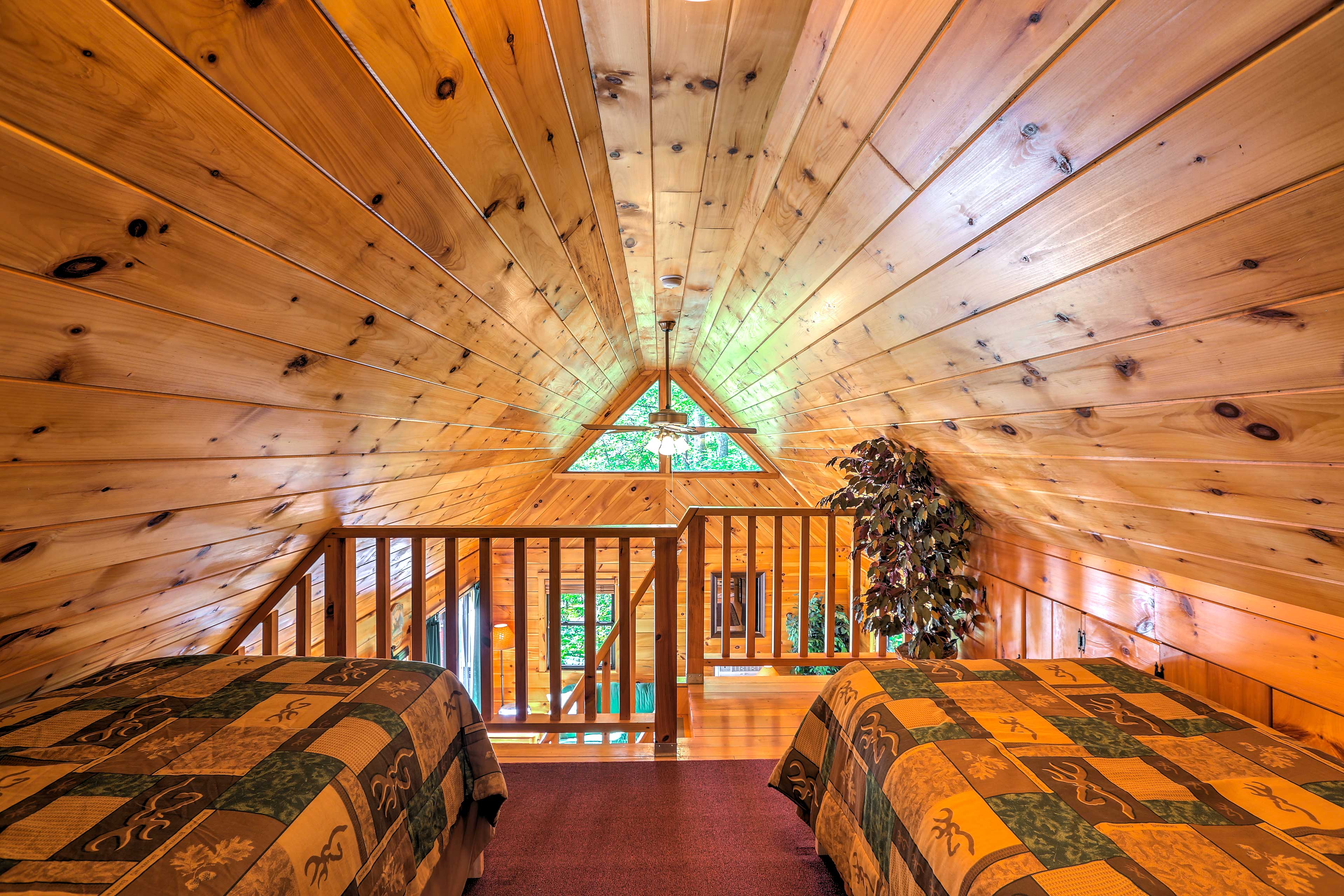 Hocking Hills Lake Gem w/ Hot Tub, Dock, 100 Acres Hamden, OH Evolve